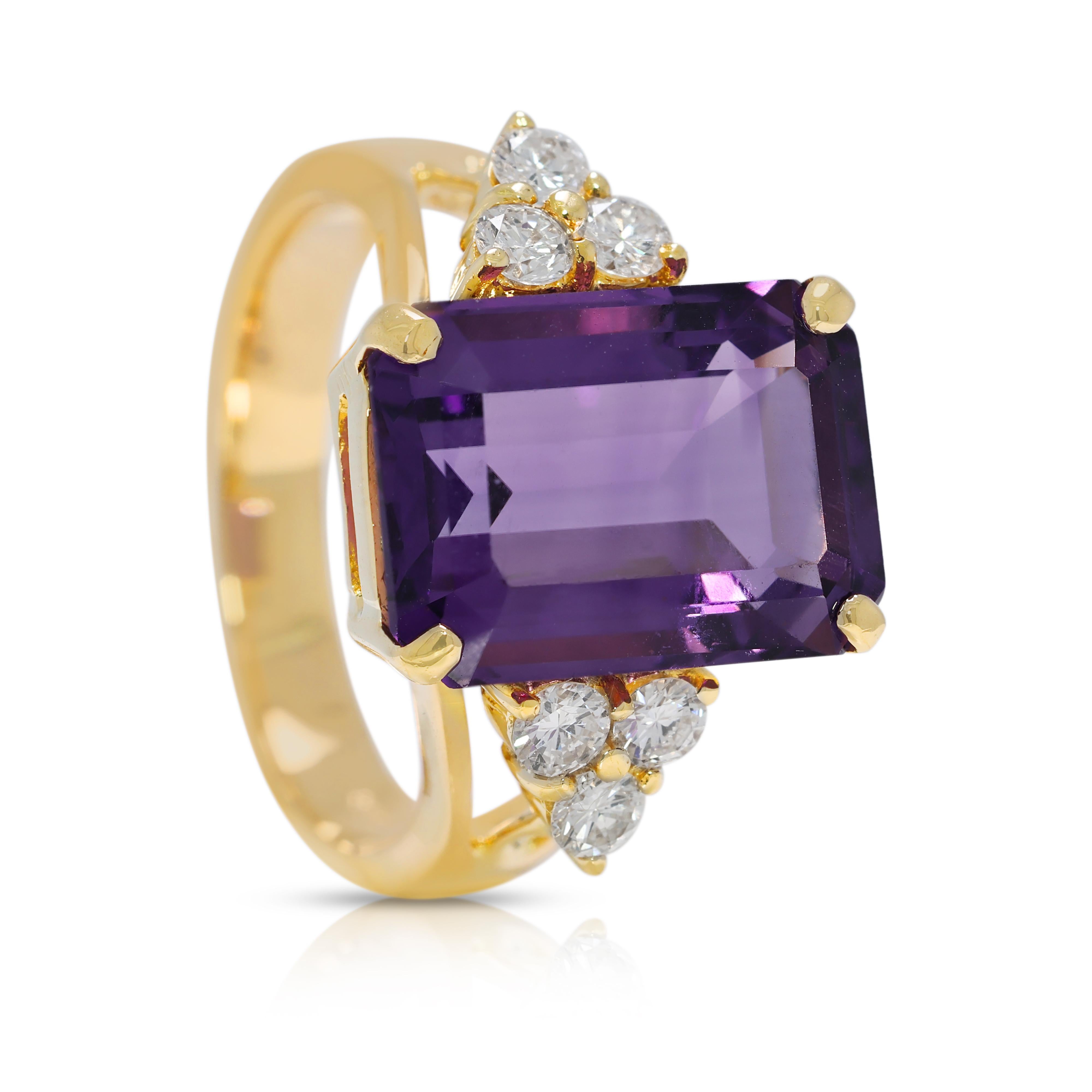 Magnifico anello da cocktail con ametista e diamanti naturali da 7,1 carati in oro giallo 18 carati in vendita 1