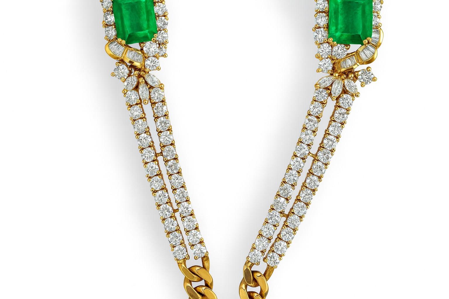 Magnifica collana con smeraldo colombiano da 34 carati e diamanti da 40 carati in oro giallo 18 carati

Straordinaria creazione di alta gioielleria, questa spettacolare collana a goccia mette in mostra l'impareggiabile bellezza di pregiati smeraldi