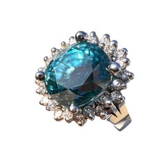 Magnifique bague « Starburst Halo » en or blanc 14 carats, sertie d'un zircon bleu naturel ovale de 8 carats