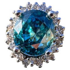 Magnifique bague « Starburst Halo » en or blanc 14 carats, sertie d'un zircon bleu naturel ovale de 8 carats