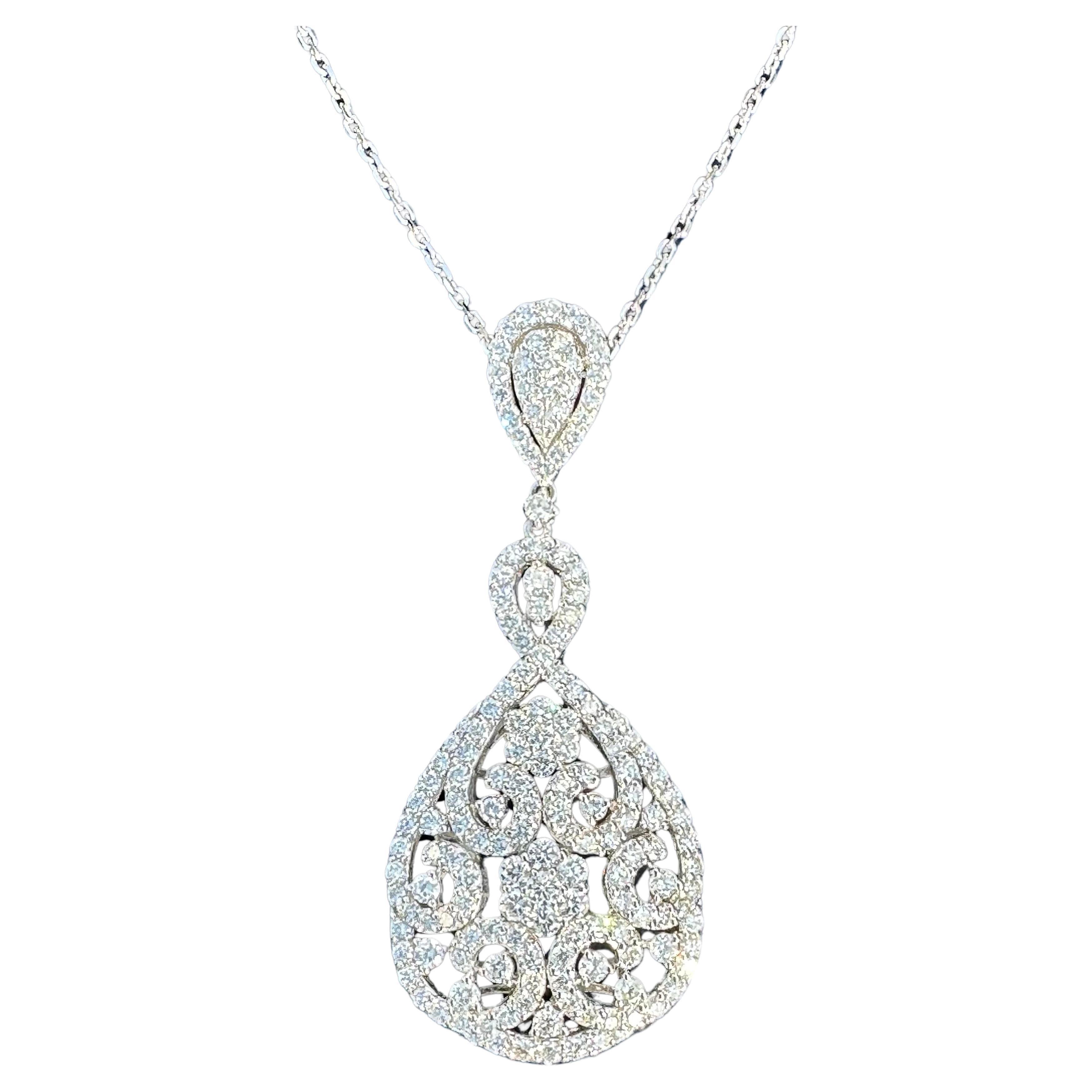 Magnifique pendentif en forme de poire en or blanc 18 carats et diamants de 8,5 carats sur chaîne