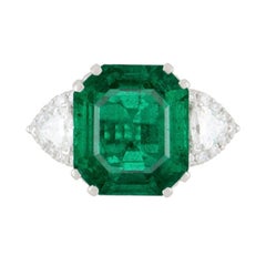 Magnifico anello con smeraldo colombiano da 8,60 carati, taglio trilione e diamante pavé