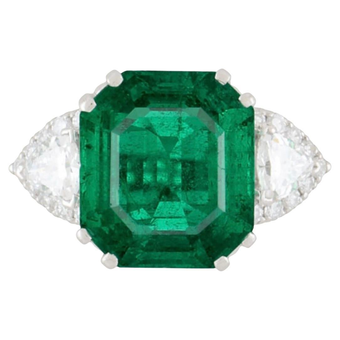 Magnificent 8.60 Carat Colombian Emerald Ring with Trillion-Cut and Pavé Diamond For Sale