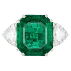 Magnificent 8.60 Carat Colombian Emerald Ring with Trillion-Cut and Pavé Diamond