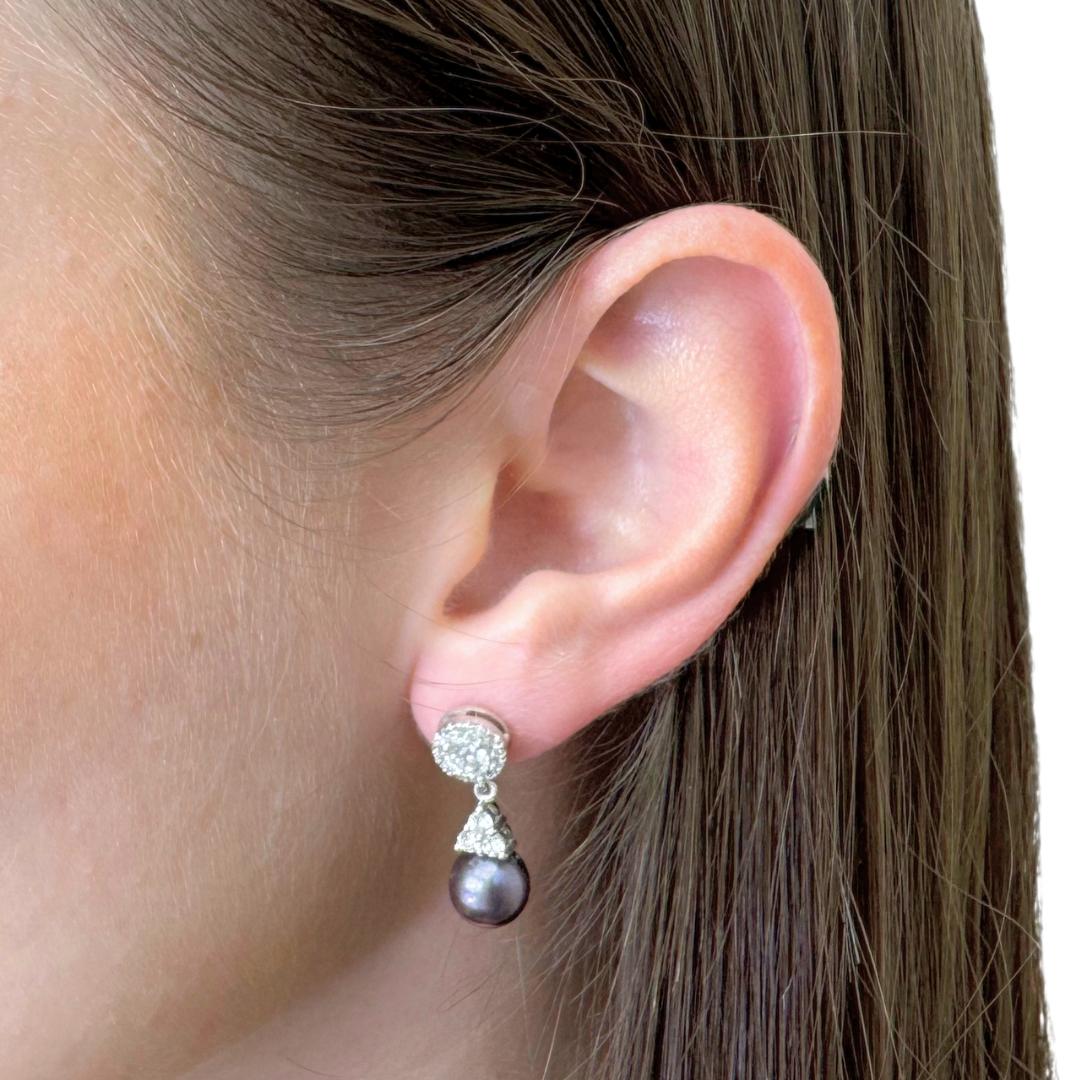 Magnifiques boucles d'oreilles pendantes en or blanc 18 carats, perles de culture d'eau douce et diamants, 8,83ct - IGI Certified

Faites une déclaration raffinée avec ces élégantes boucles d'oreilles pendantes en or blanc 18 carats, mettant en