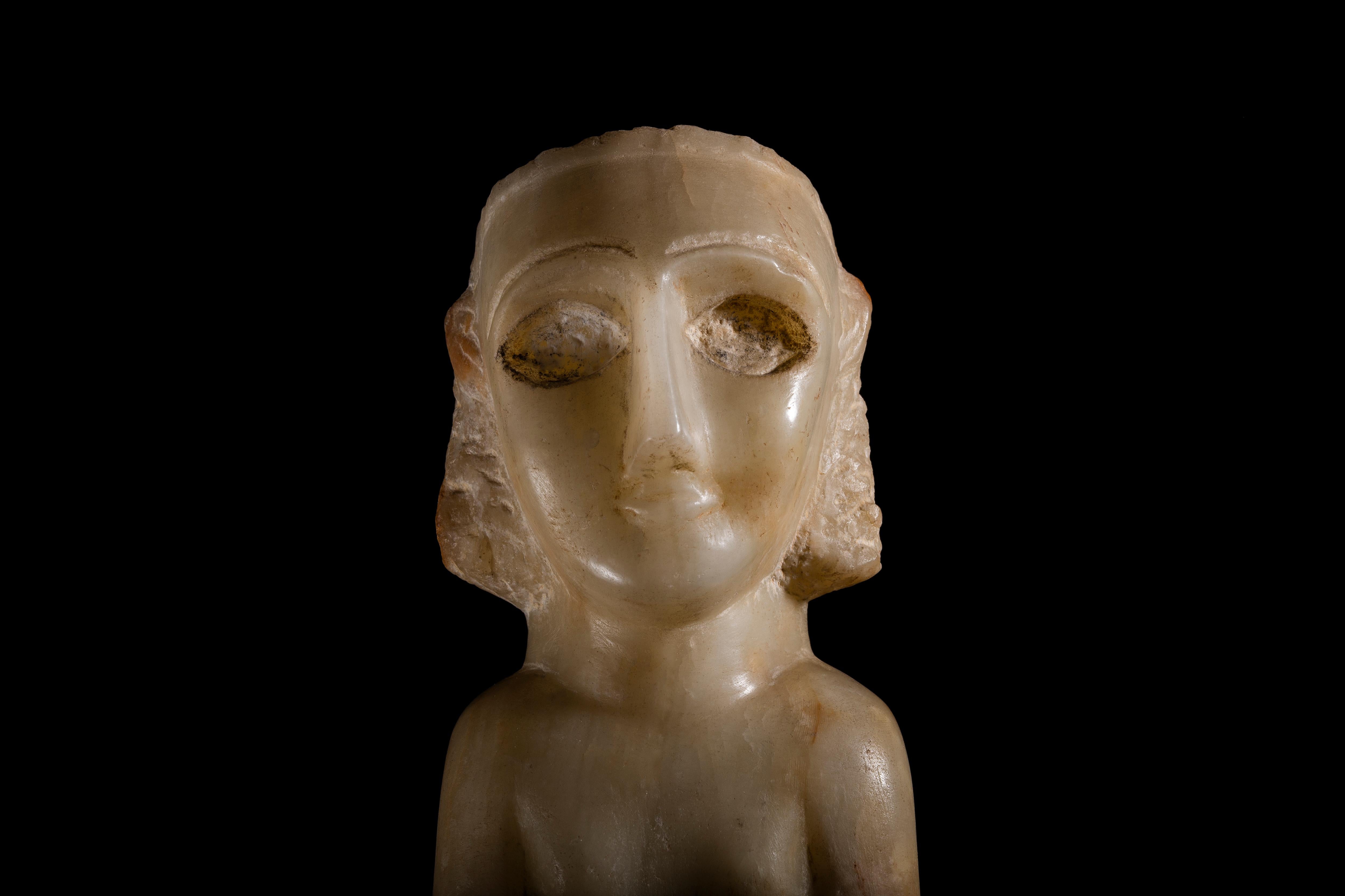 Antike süd arabische Alabasterstatue aus Alabaster im Angebot 1