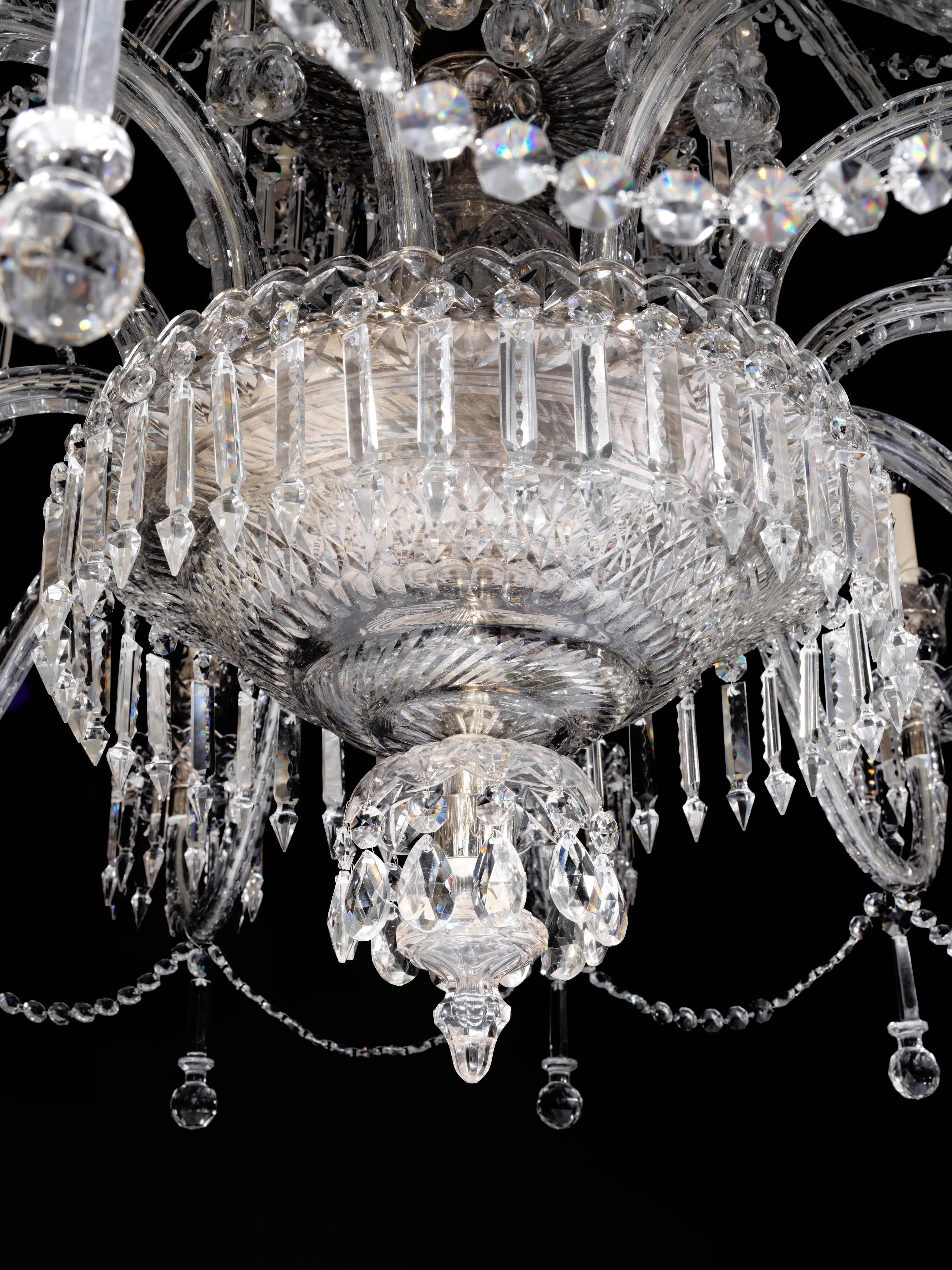 Twenty-Light Crystal and Cut Glass Chandelier In Excellent Condition For Sale In London, GB