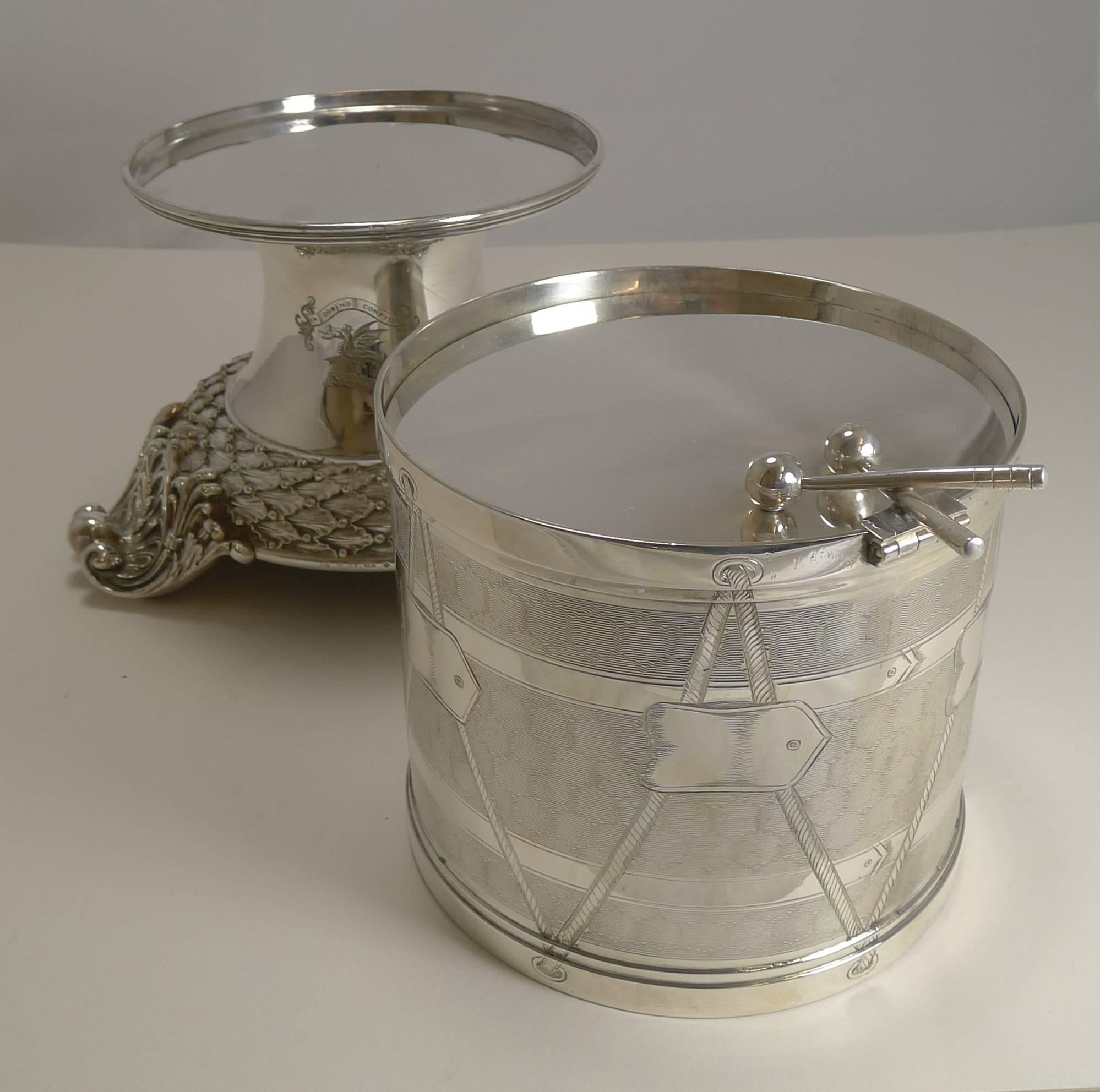Milieu du XIXe siècle Magnifique et rare boîte à biscuits à tambour en métal argenté ancien sur pied, 1844 en vente