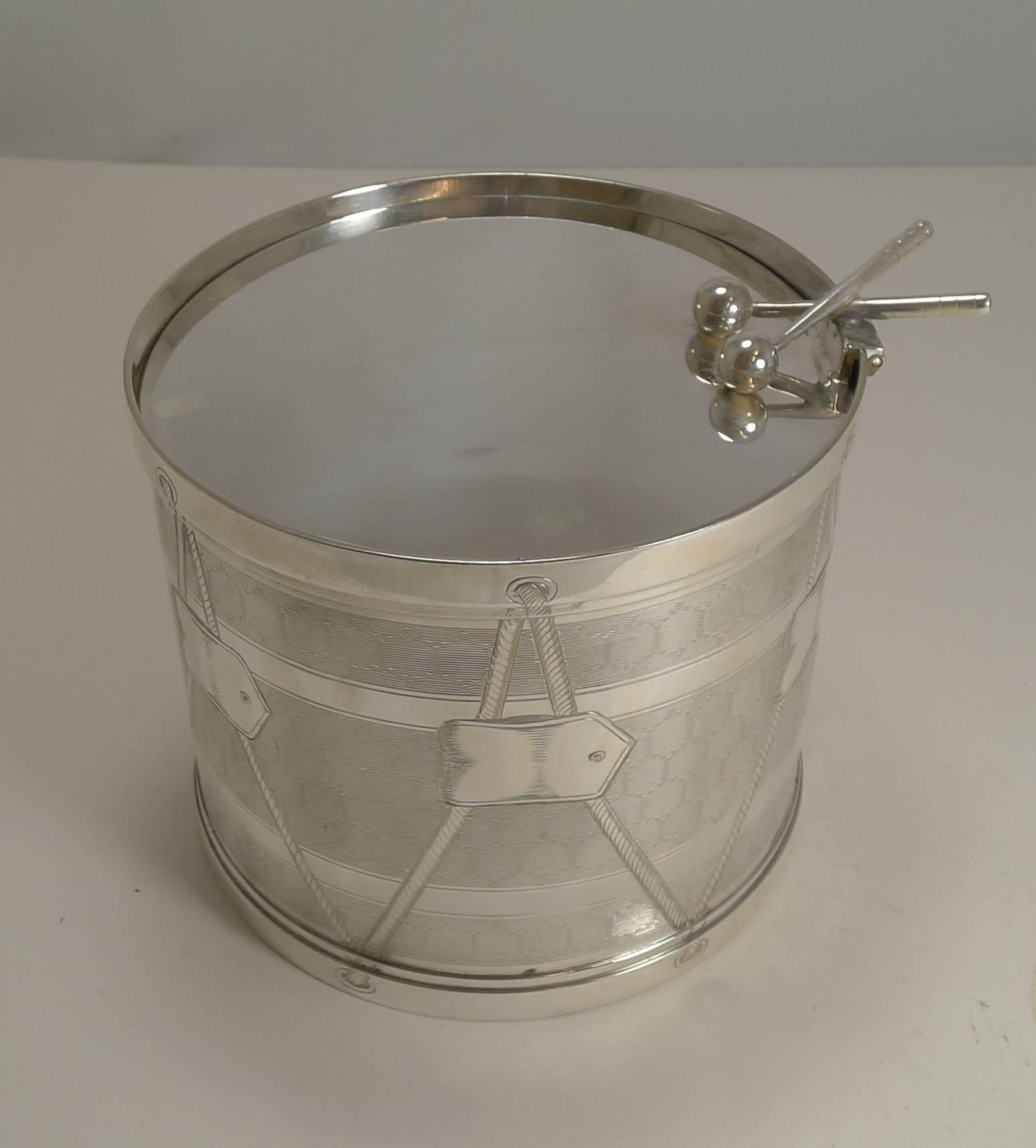 Magnifique et rare boîte à biscuits à tambour en métal argenté ancien sur pied, 1844 en vente 1