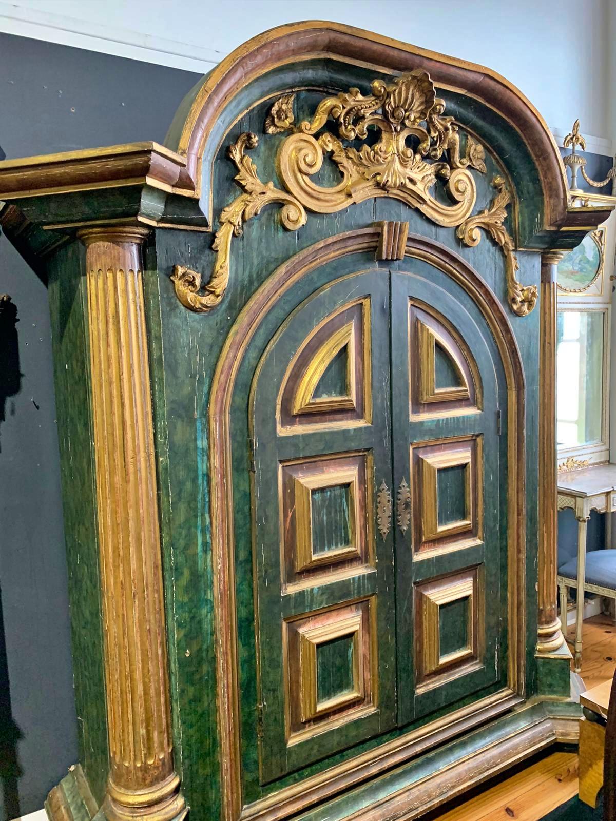 Magnificent and rare sacristy mobile, 18th century
In painted and gilded wood, with two cushioned doors. Decorated with a carving element represented by a vegetable motif. Interior with three drawers and shelf, back and sides lined with fabric.