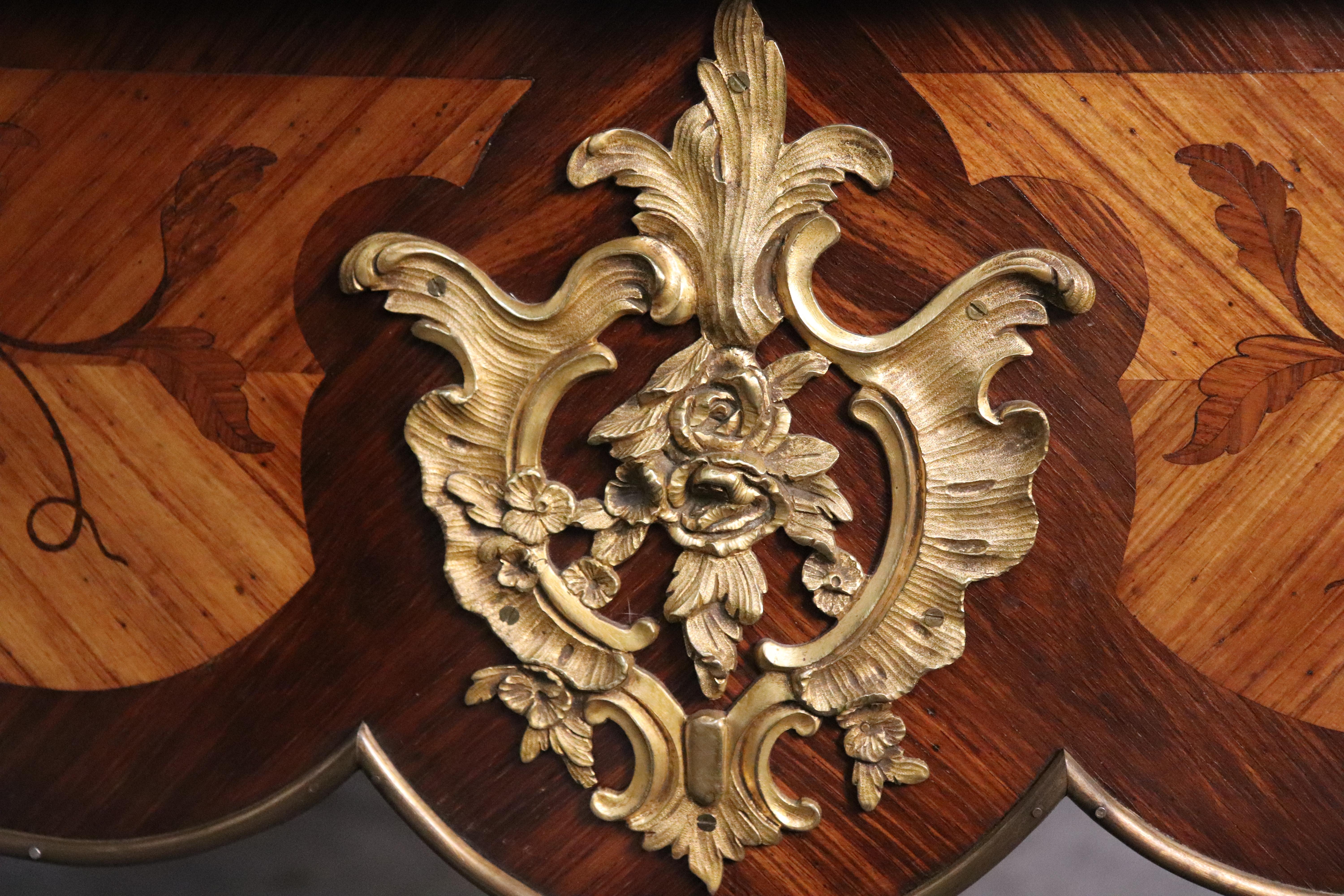 Prächtiger antiker französischer Louis XV.-Büroplatten-Schreibtisch mit Lederplatte aus dem 19. Jahrhundert im Angebot 4
