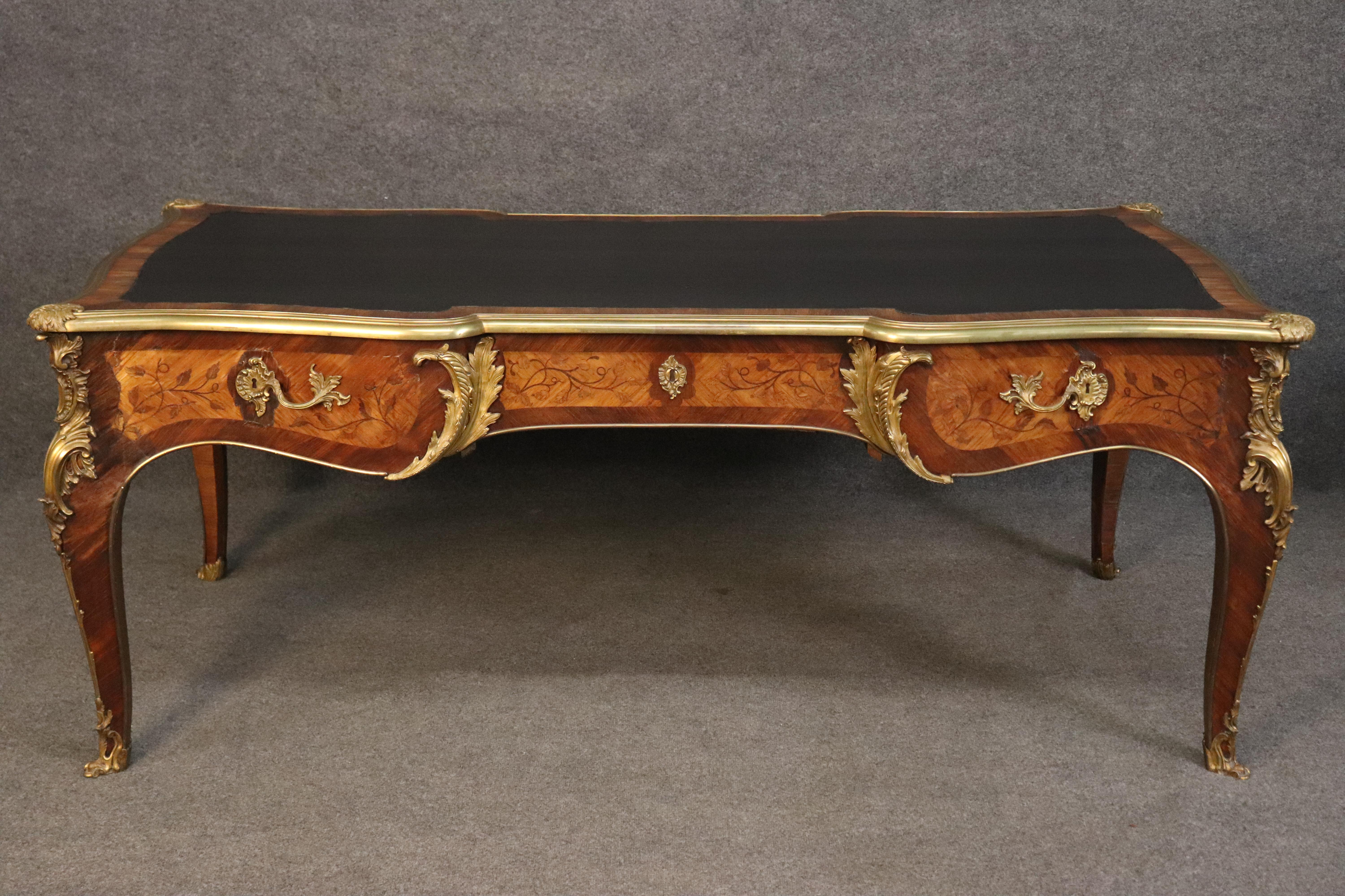 Prächtiger antiker französischer Louis XV.-Büroplatten-Schreibtisch mit Lederplatte aus dem 19. Jahrhundert (Französisch) im Angebot