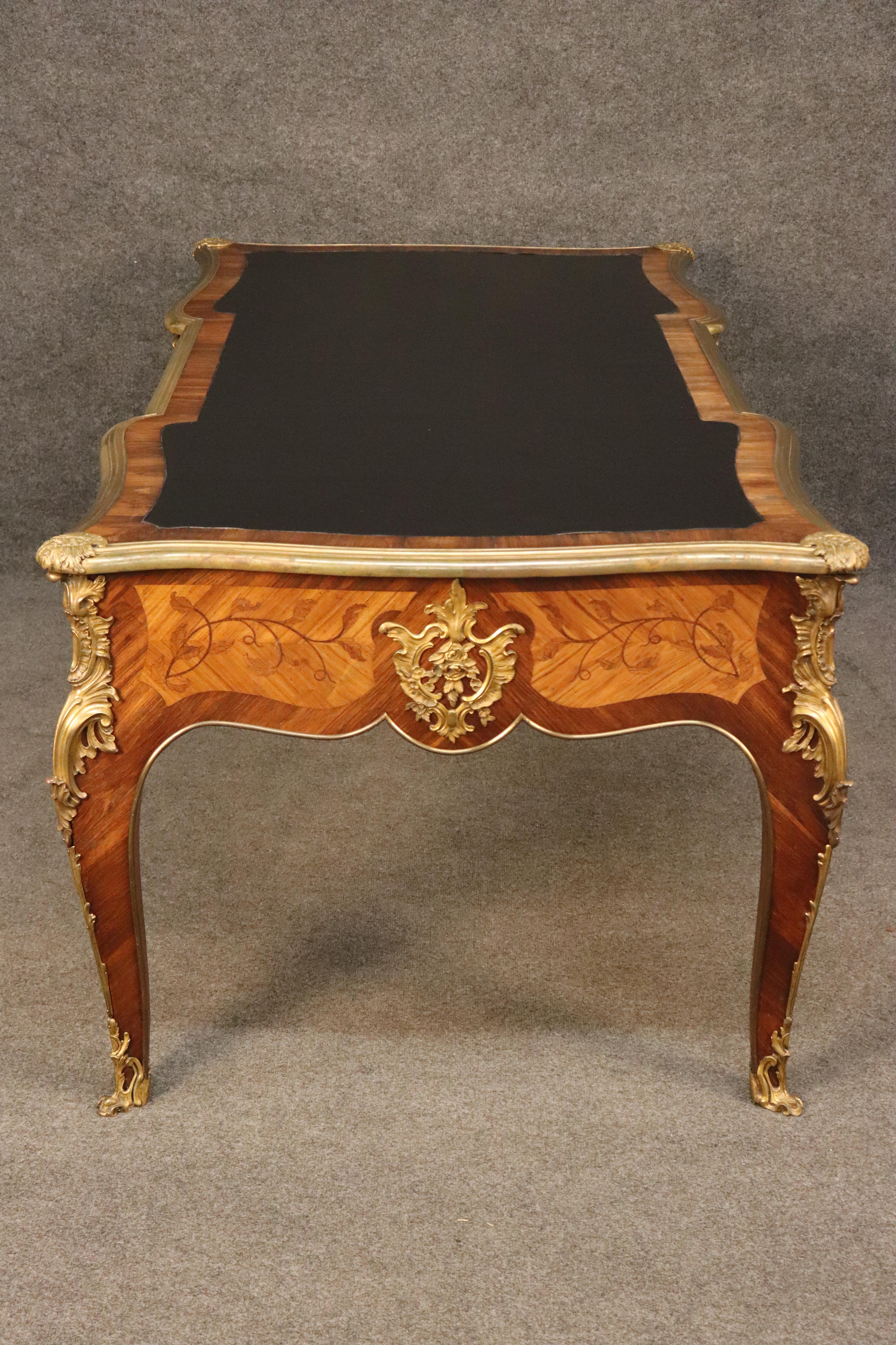 Prächtiger antiker französischer Louis XV.-Büroplatten-Schreibtisch mit Lederplatte aus dem 19. Jahrhundert im Zustand „Gut“ im Angebot in Swedesboro, NJ