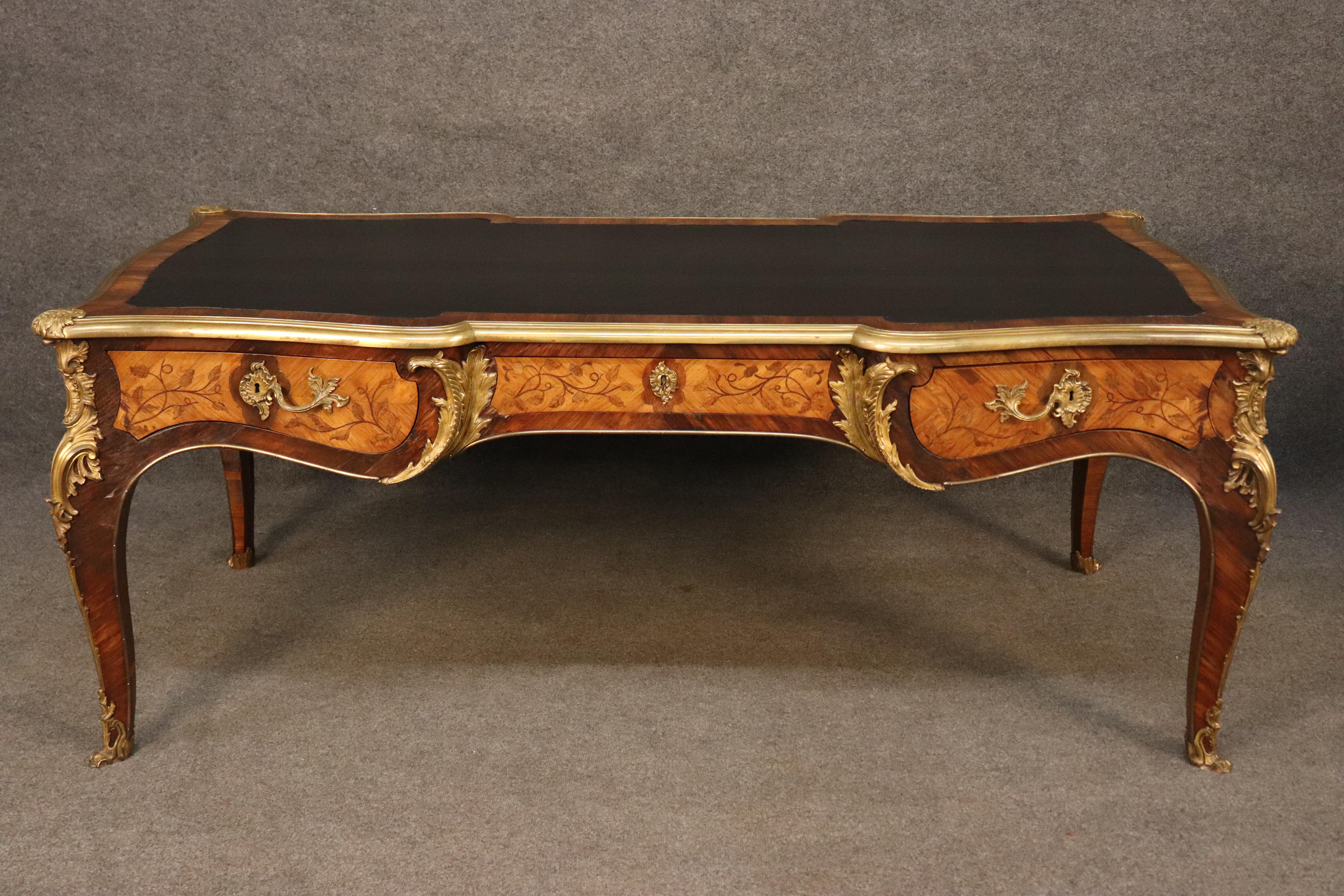 Prächtiger antiker französischer Louis XV.-Büroplatten-Schreibtisch mit Lederplatte aus dem 19. Jahrhundert (Spätes 19. Jahrhundert) im Angebot