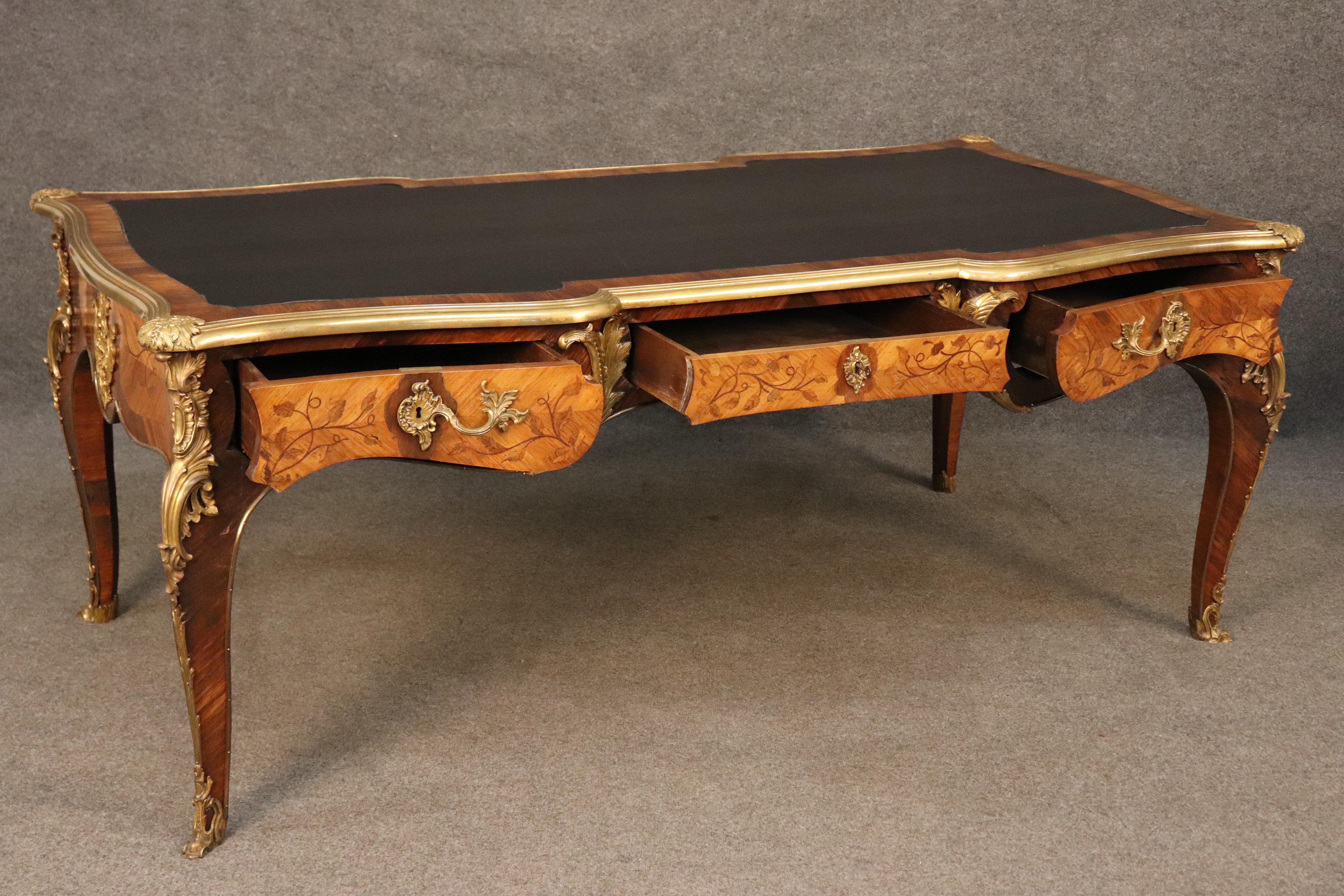 Prächtiger antiker französischer Louis XV.-Büroplatten-Schreibtisch mit Lederplatte aus dem 19. Jahrhundert (Bronze) im Angebot