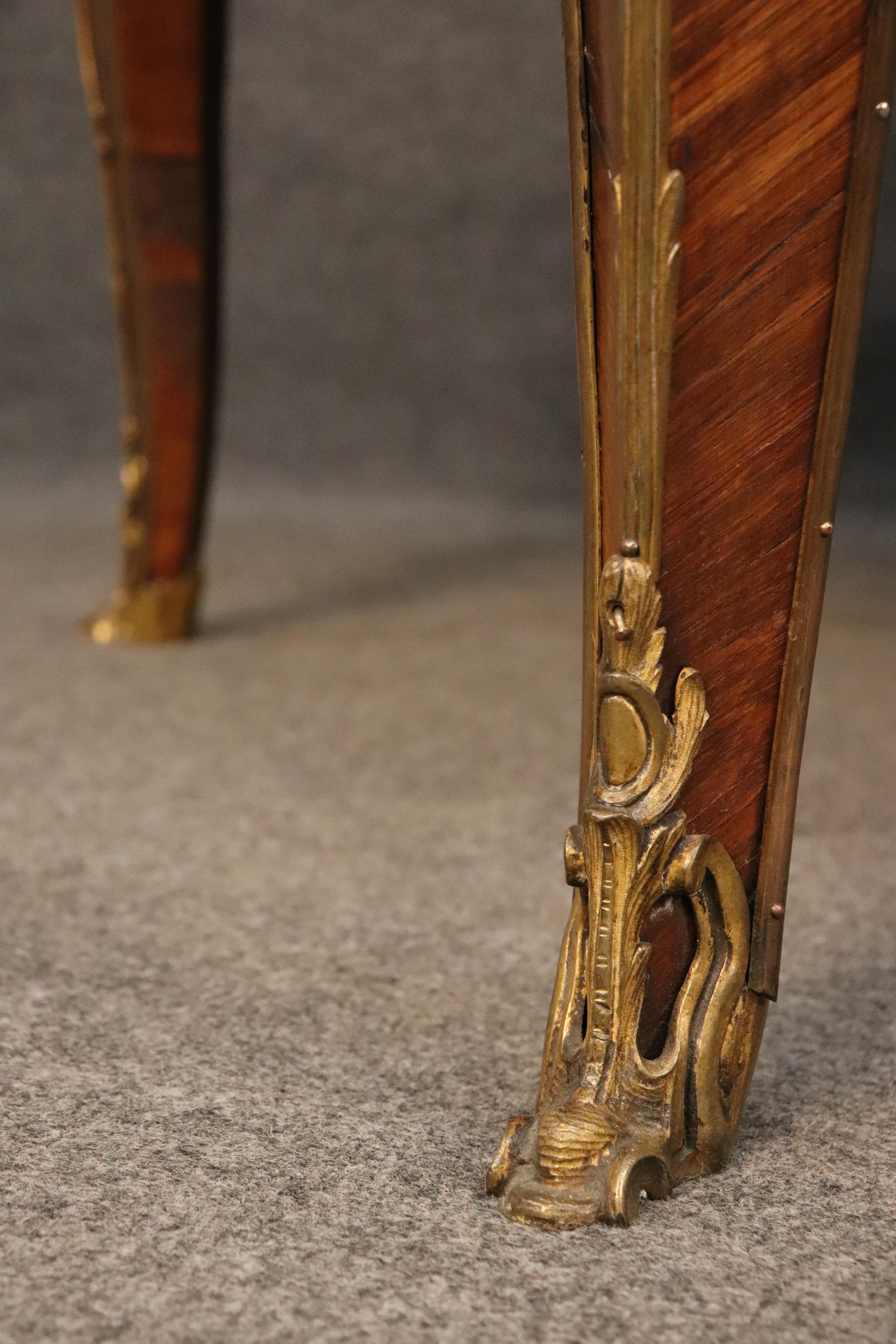 Prächtiger antiker französischer Louis XV.-Büroplatten-Schreibtisch mit Lederplatte aus dem 19. Jahrhundert im Angebot 1