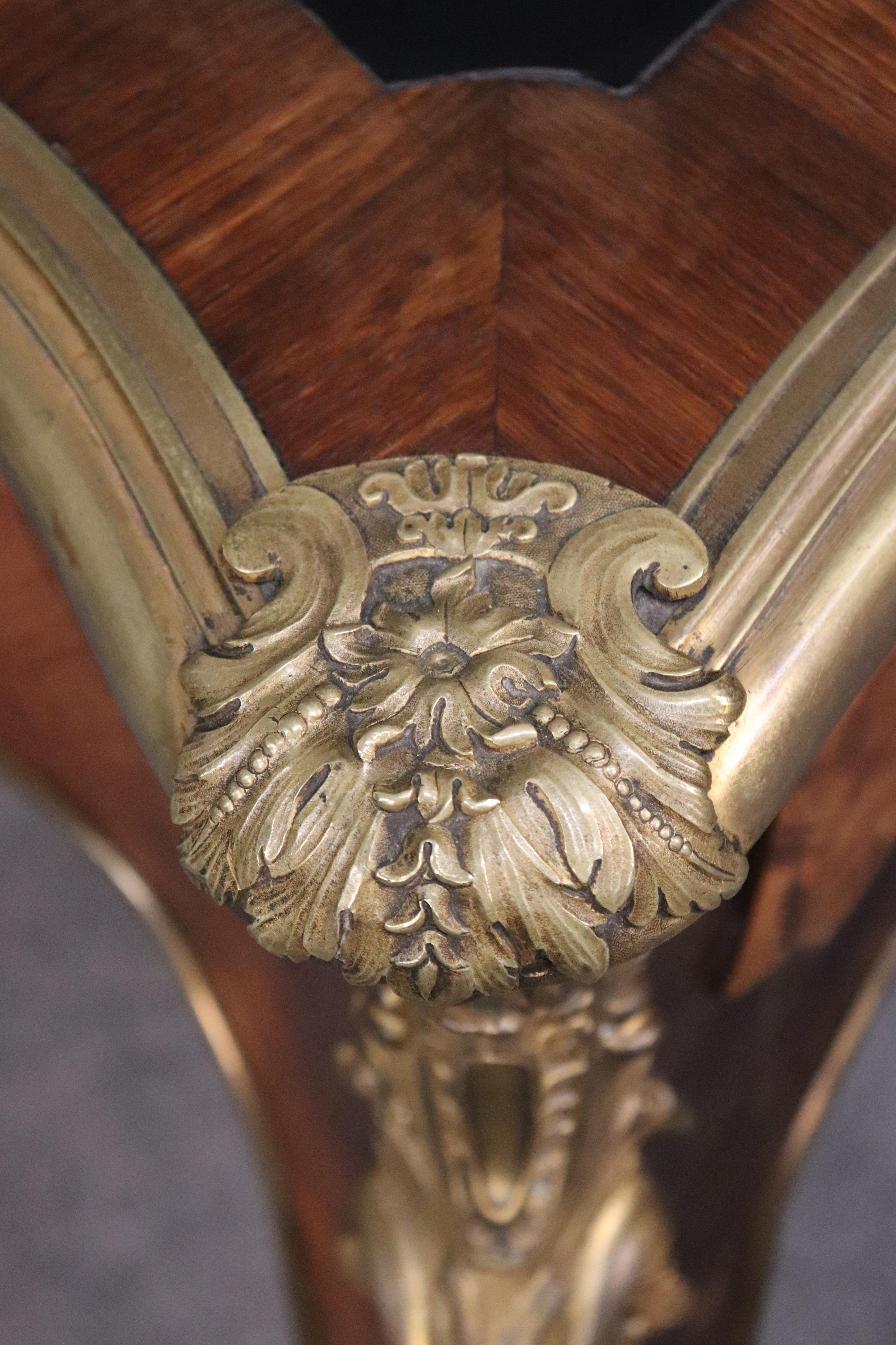Prächtiger antiker französischer Louis XV.-Büroplatten-Schreibtisch mit Lederplatte aus dem 19. Jahrhundert im Angebot 3