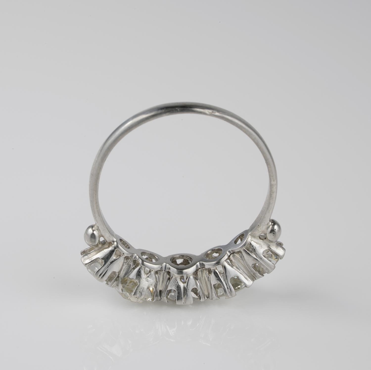 Magnificent 2.50 Carat Old Mine Cut Diamond Five-Stone Ring, circa 1910 In Good Condition For Sale In Napoli, IT