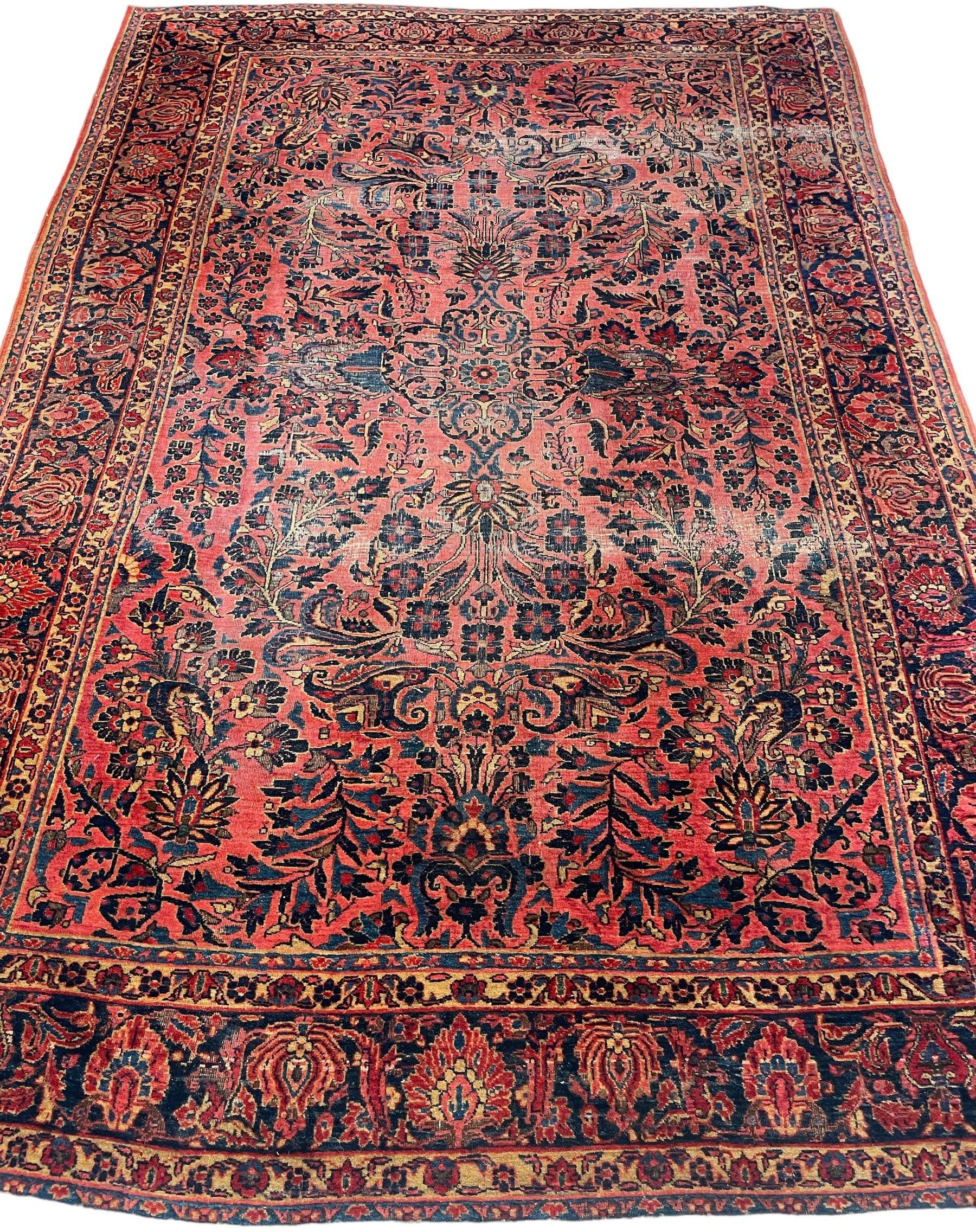 Magnifique sarouk ancien en corail, baies et bleu en taille rare  

Taille : 6,2 x 9,1 
AGE : A.I.C. C. C. 1930 
Poil : Pile basse avec une patine riche en caractère sur l'ensemble de la surface. Une zone que j'ai sécurisée et rangée, voir la photo.