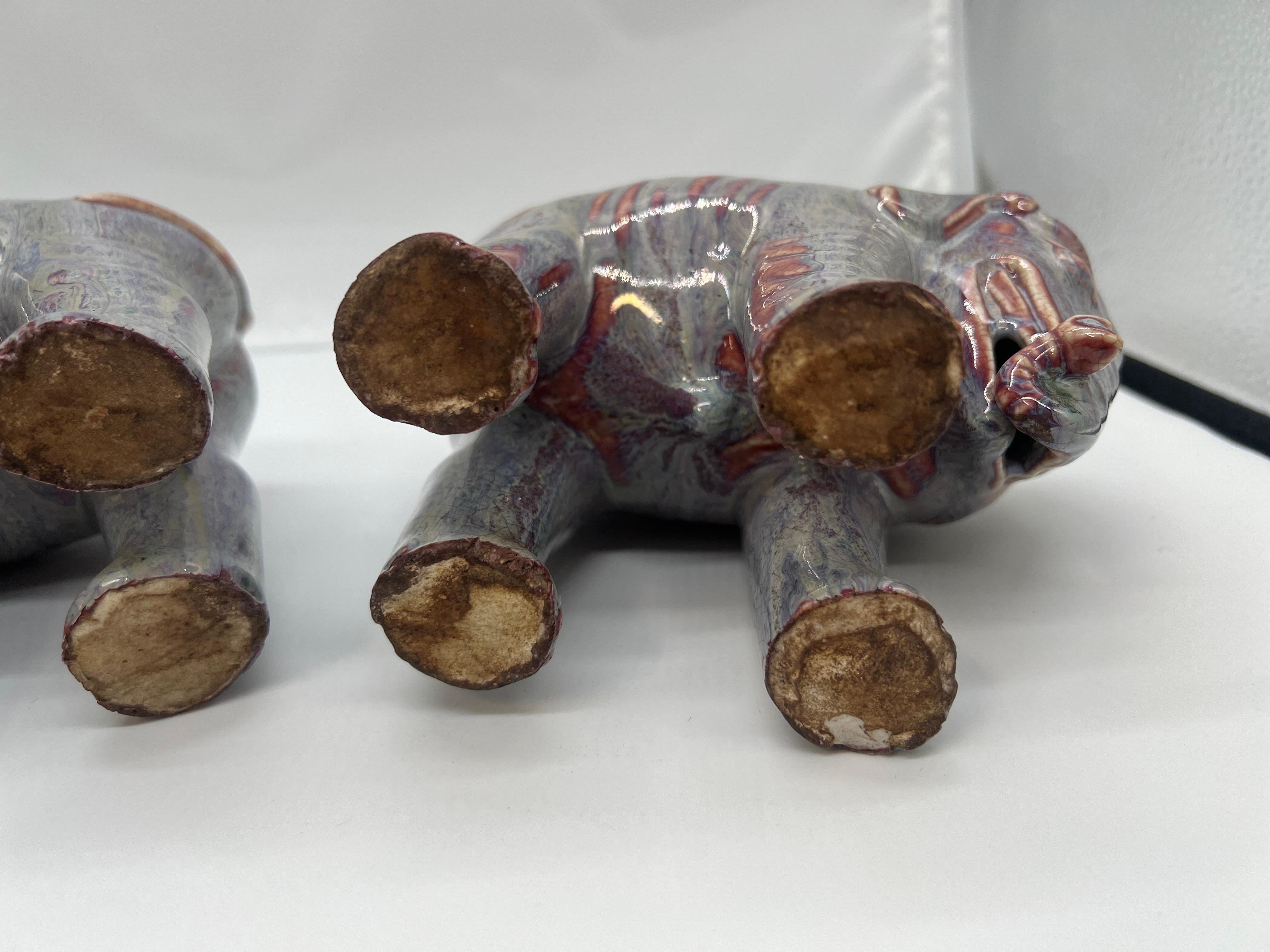 Magnifiques éléphants anciens en porcelaine de Chine émaillée Flambe - Paire en vente 4