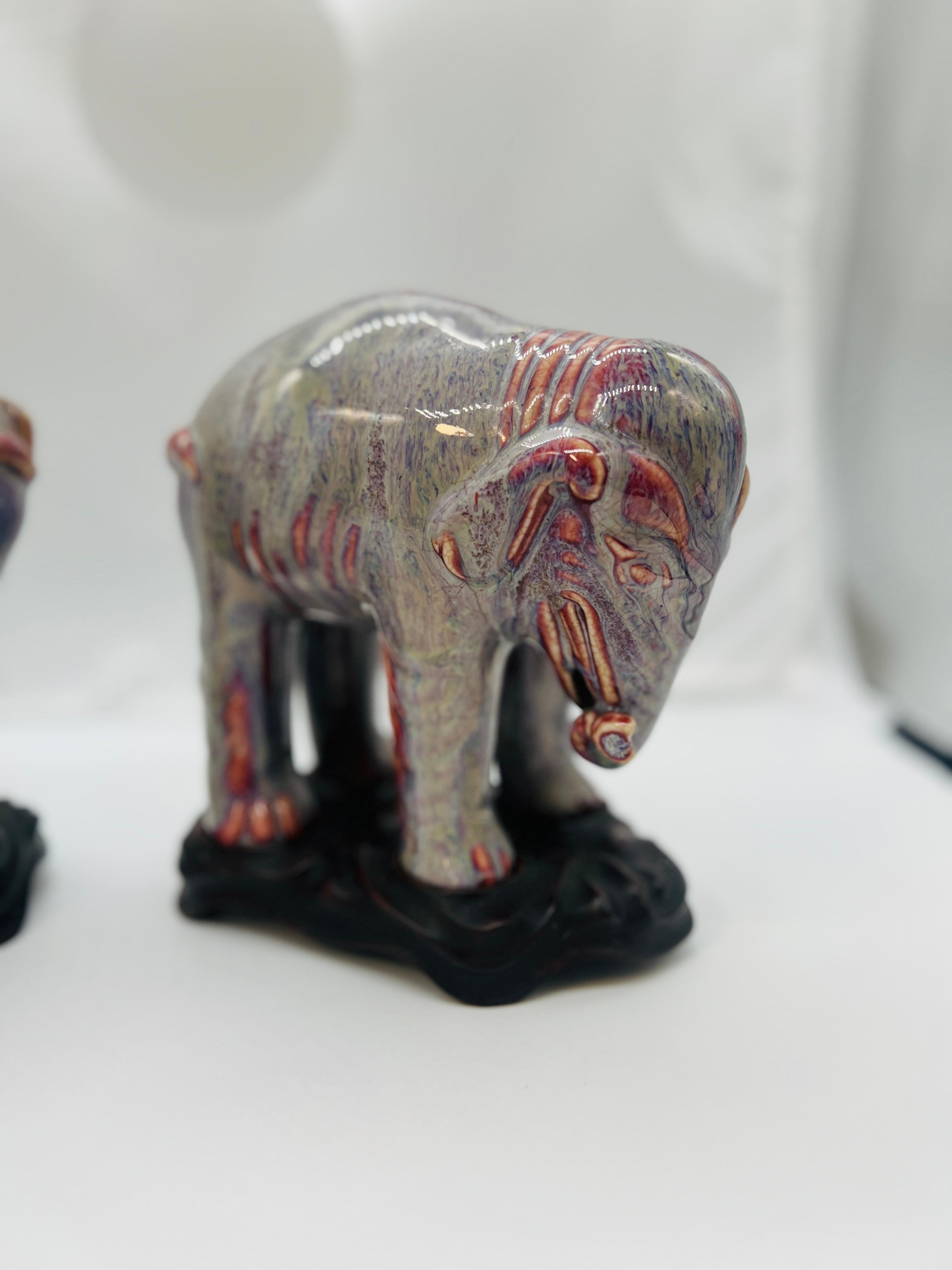Exportation chinoise Magnifiques éléphants anciens en porcelaine de Chine émaillée Flambe - Paire en vente