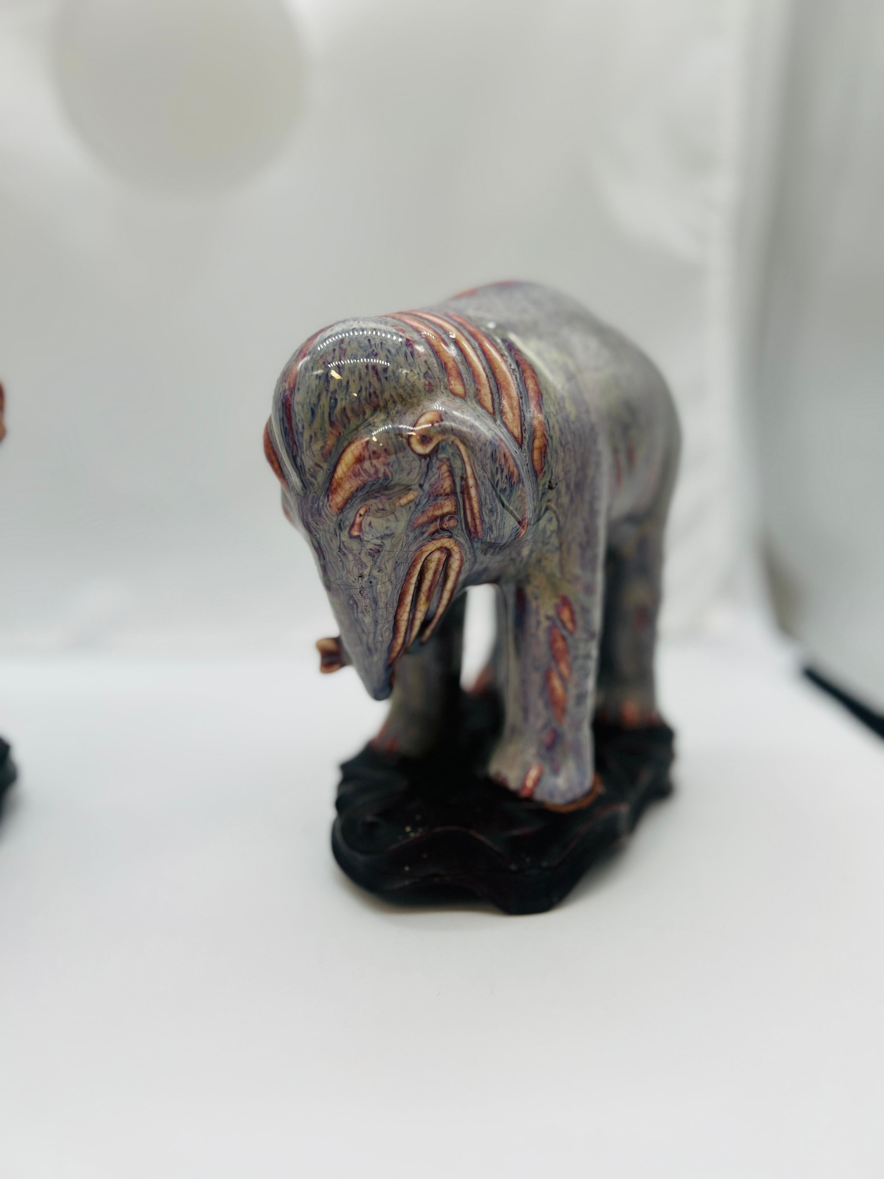 Chinois Magnifiques éléphants anciens en porcelaine de Chine émaillée Flambe - Paire en vente