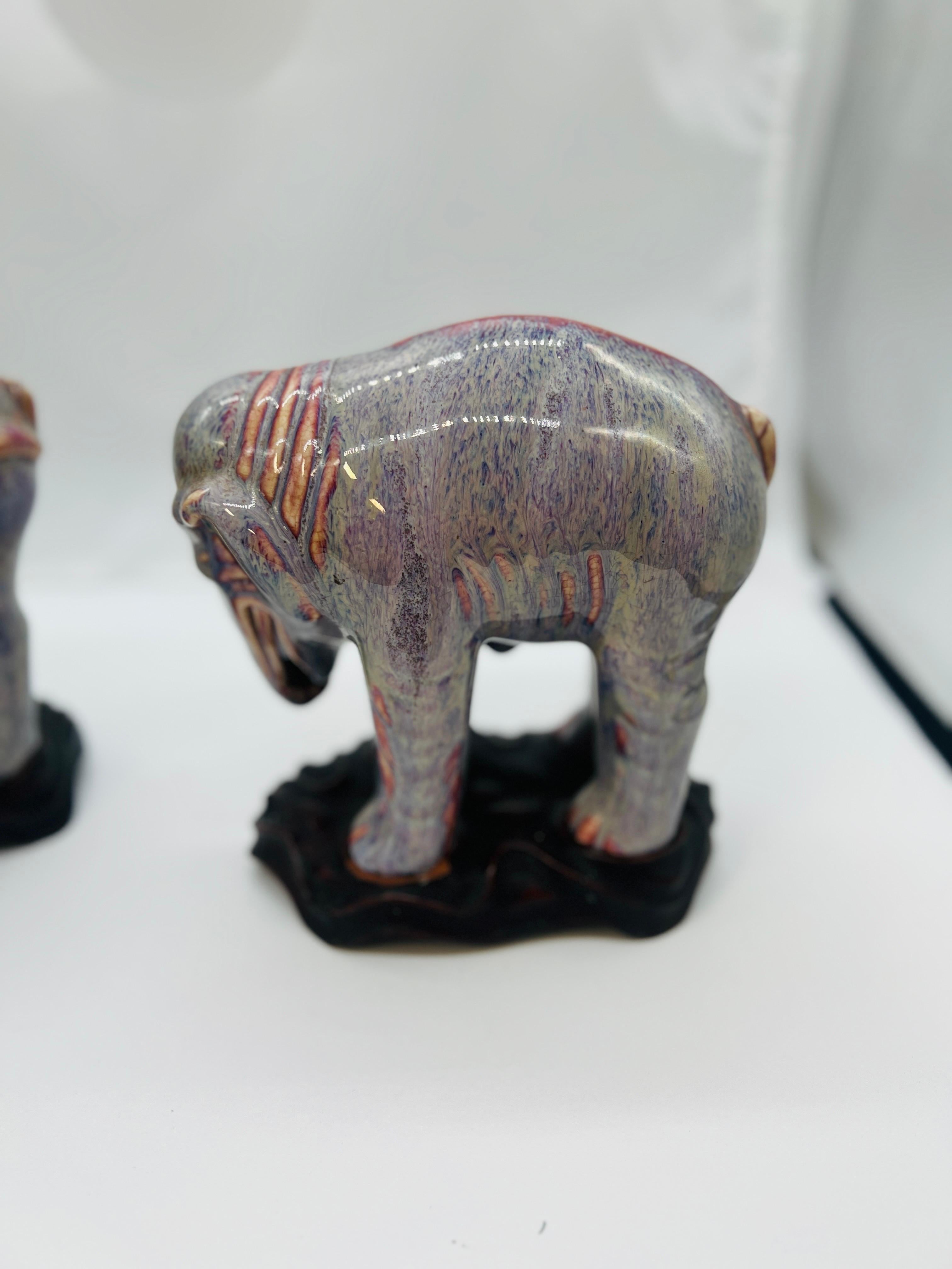 Porcelaine Magnifiques éléphants anciens en porcelaine de Chine émaillée Flambe - Paire en vente
