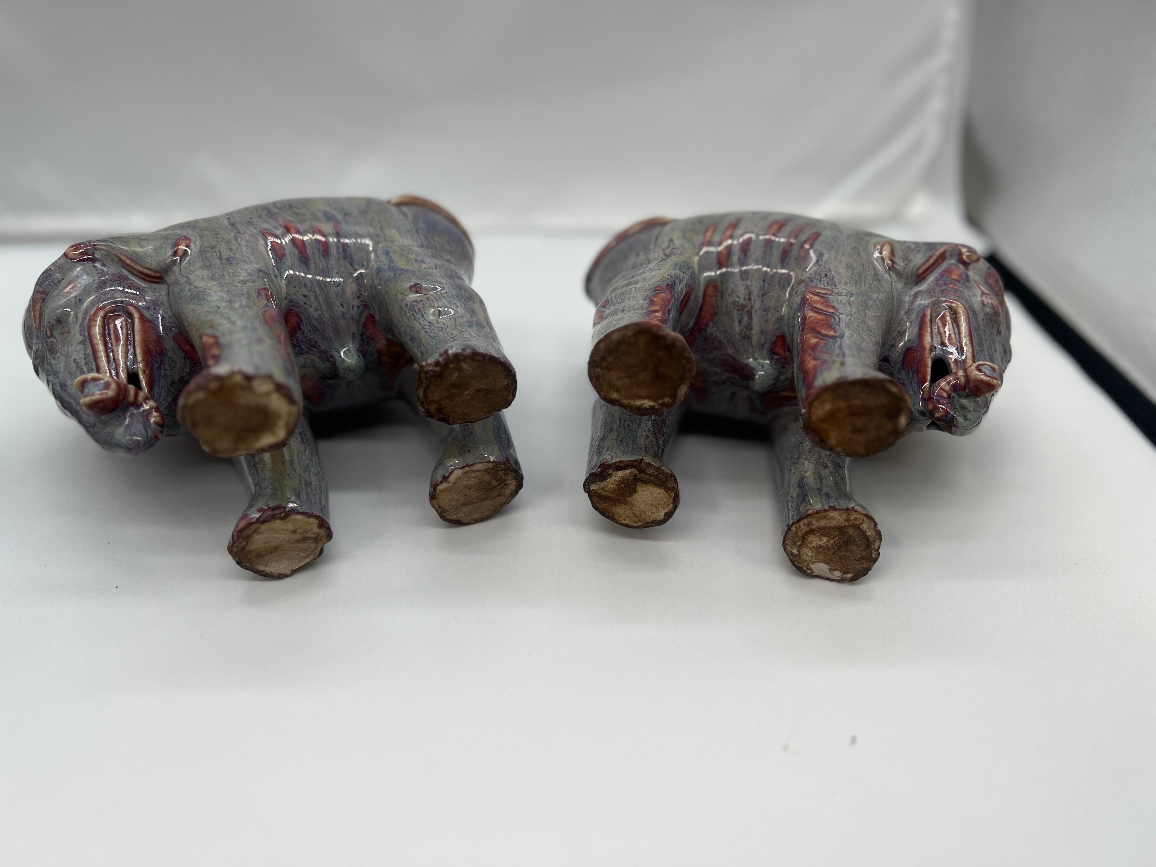 Magnifiques éléphants anciens en porcelaine de Chine émaillée Flambe - Paire en vente 1