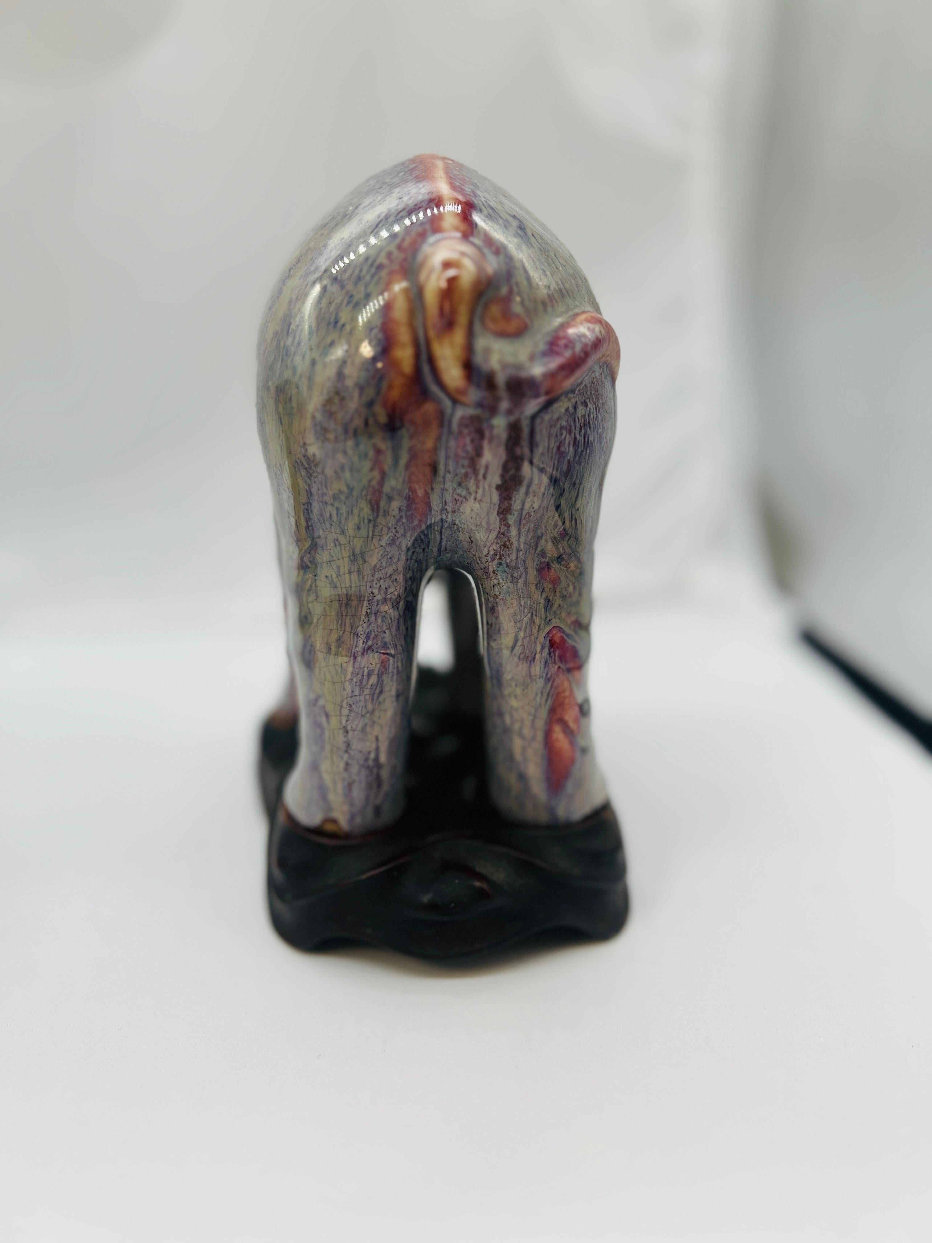 Magnifiques éléphants anciens en porcelaine de Chine émaillée Flambe - Paire en vente 2