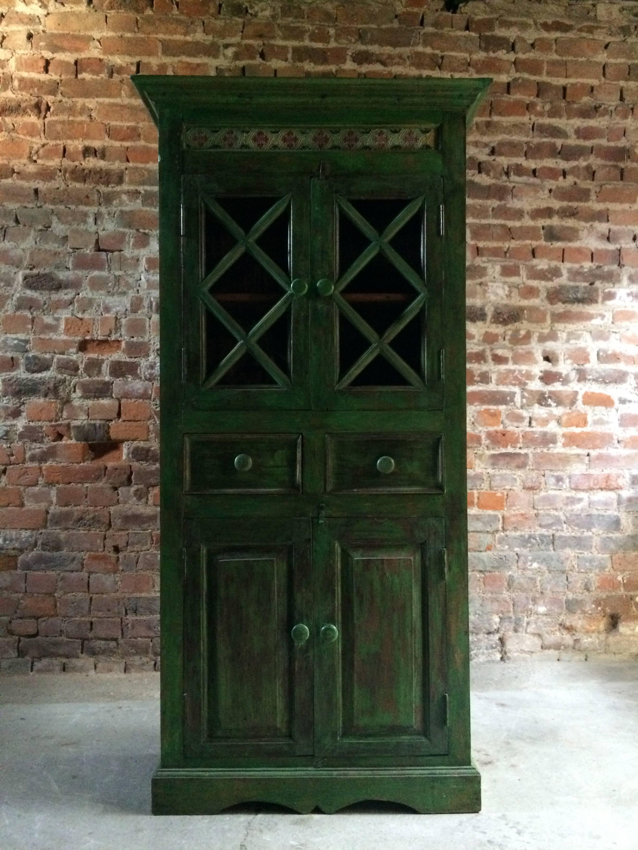 Magnifique armoire ancienne Pantry peint en français style provincial vieilli 4