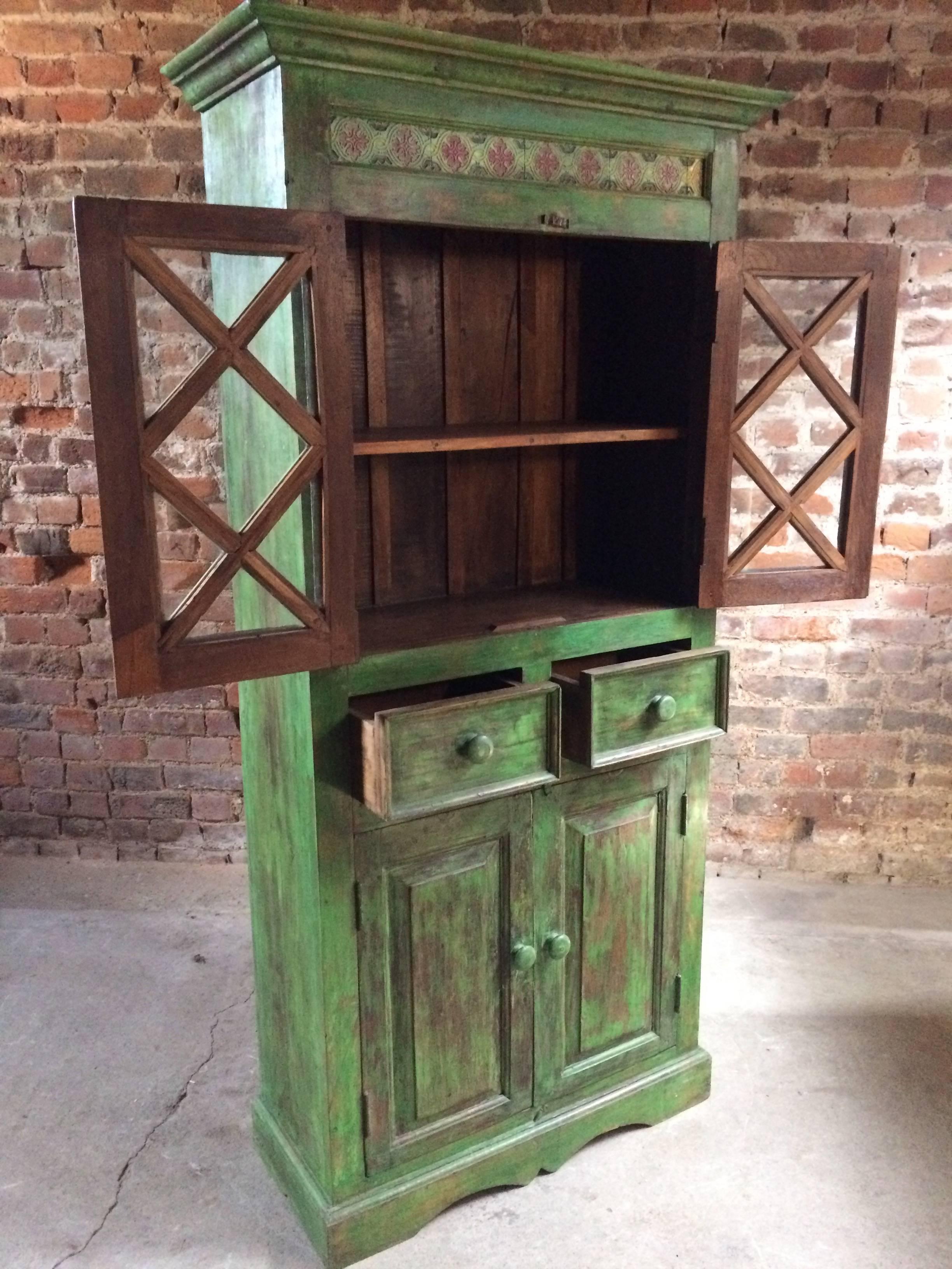 Magnifique armoire ancienne Pantry peint en français style provincial vieilli Abîmé à Longdon, Tewkesbury