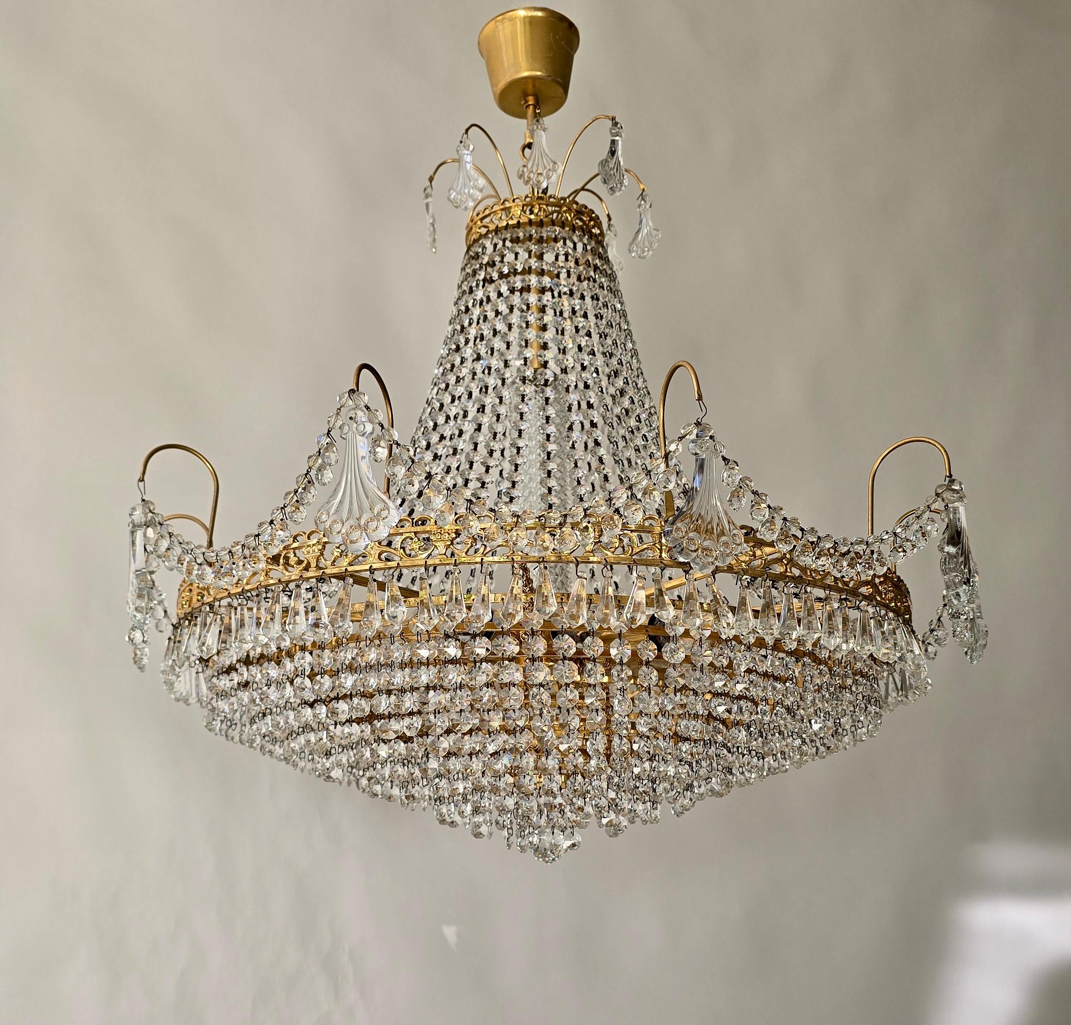 Magnifico lampadario antico in cristallo stile Impero, Francia, circa 1900-1920

Un lampadario antico in cristallo in stile Impero, grandioso e ricco di dettagli, risalente all'inizio del XX secolo (circa 1900-1920) e realizzato con maestria in