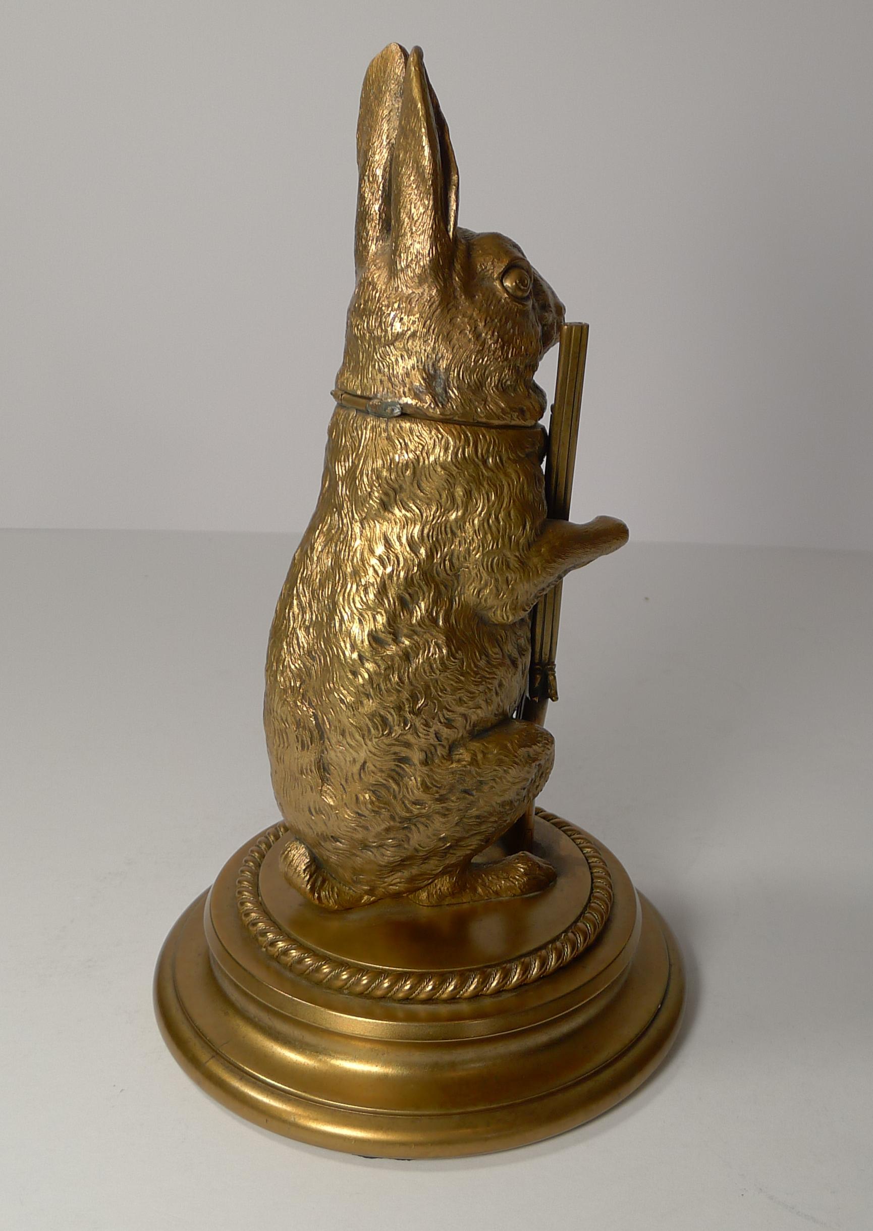 Magnífico tintero inglés antiguo de bronce dorado con forma de liebre, hacia 1880 Victoriano tardío