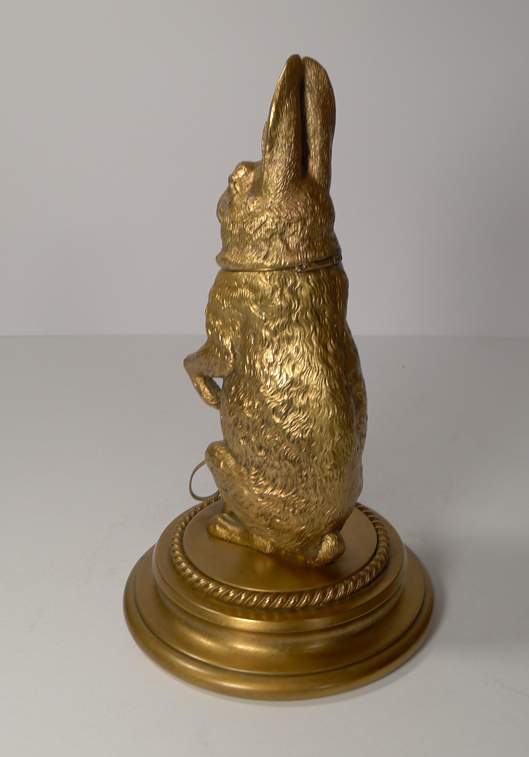 Magnífico tintero inglés antiguo de bronce dorado con forma de liebre, hacia 1880 Inglés