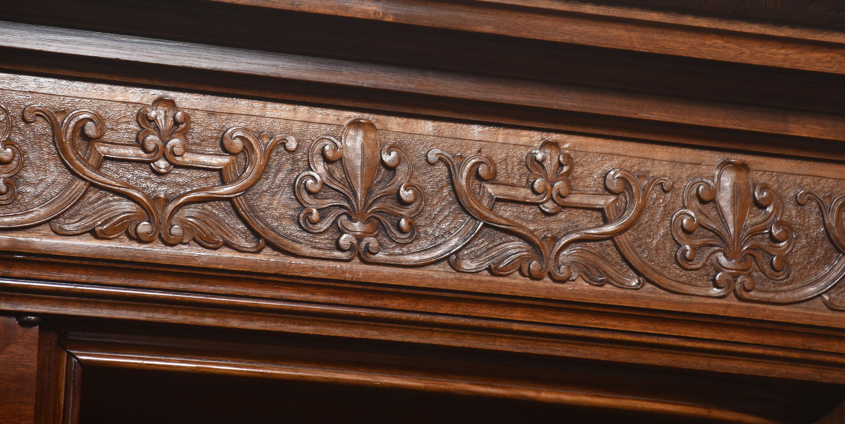 Magnifico armadio antico a quattro ante in mogano in vendita 4