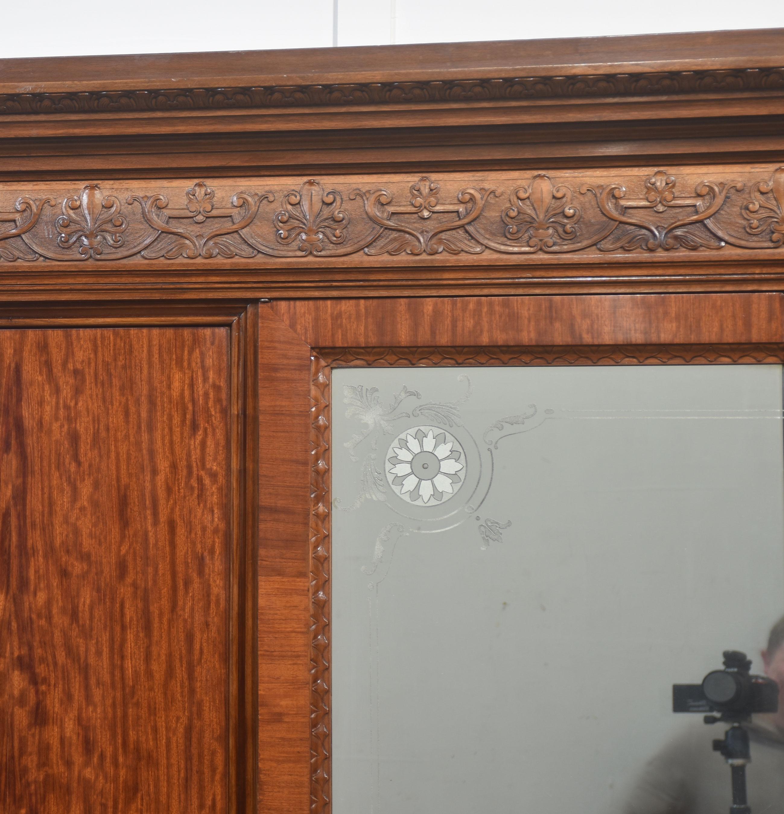 Italiano Magnifico armadio antico a quattro ante in mogano in vendita