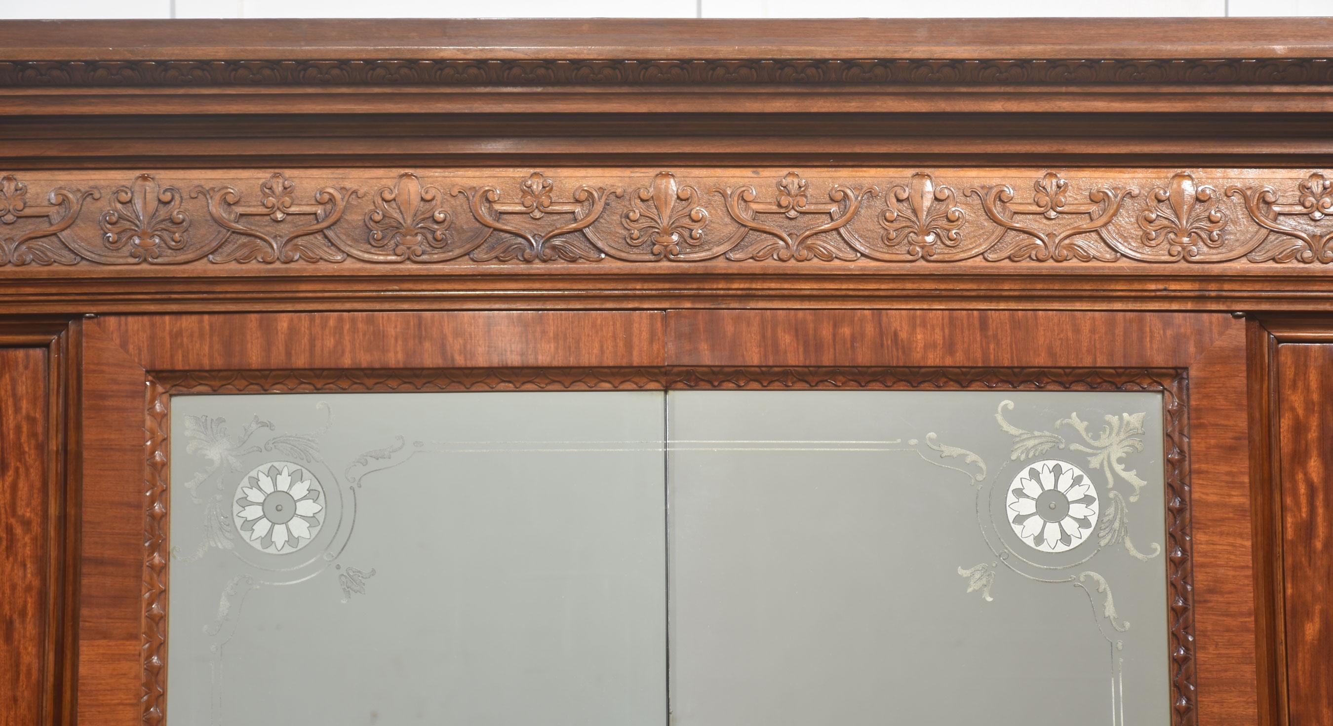 XIX secolo Magnifico armadio antico a quattro ante in mogano in vendita