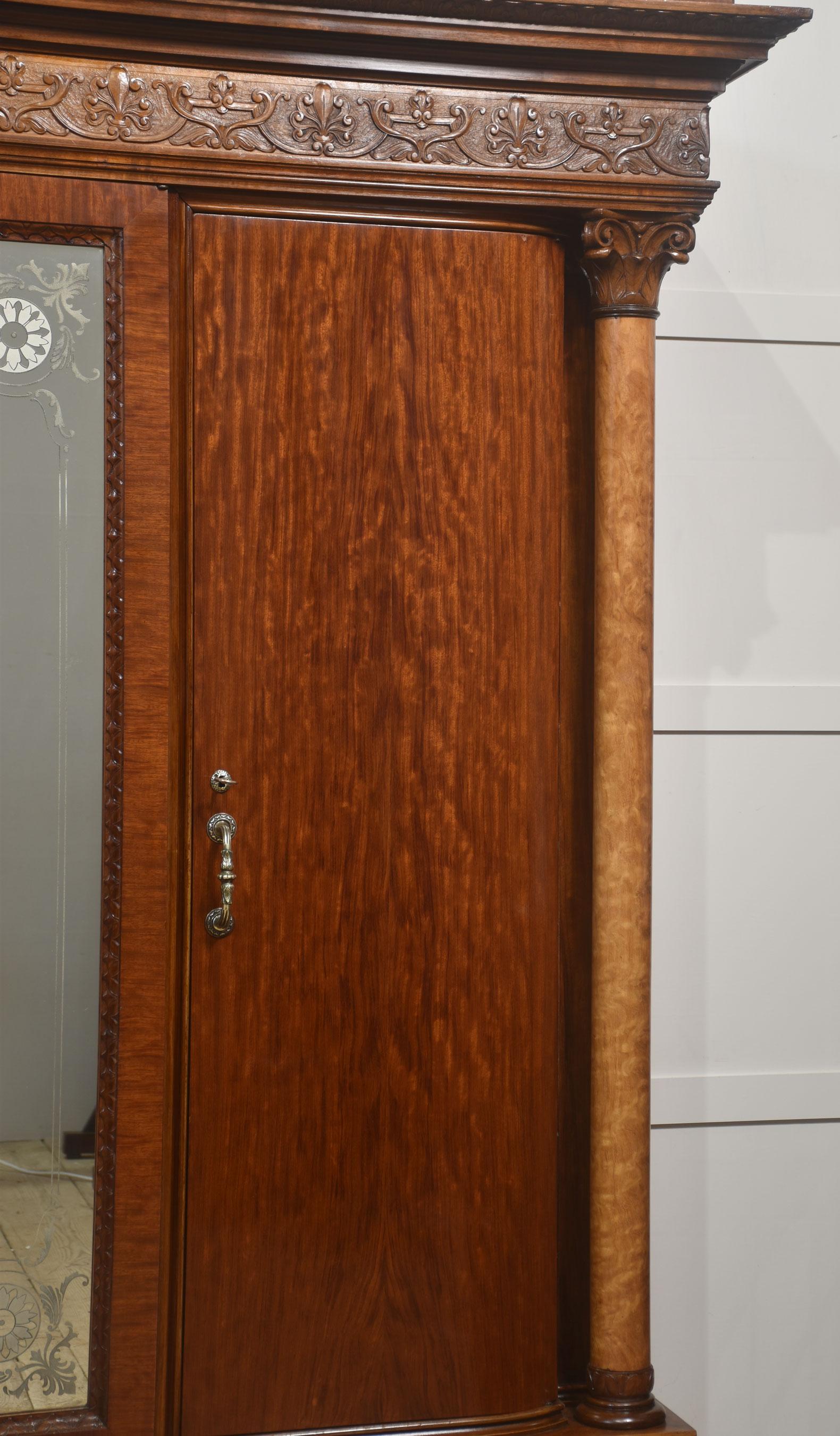 Legno Magnifico armadio antico a quattro ante in mogano in vendita