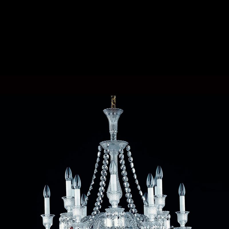 Questo magnifico lampadario Antique French, realizzato nell'elegante stile Luigi XVI, è una testimonianza della rinomata maestria di Baccarat nell'arte del cristallo. Caratterizzato da dodici bracci di cristallo graziosamente attorcigliati, questo