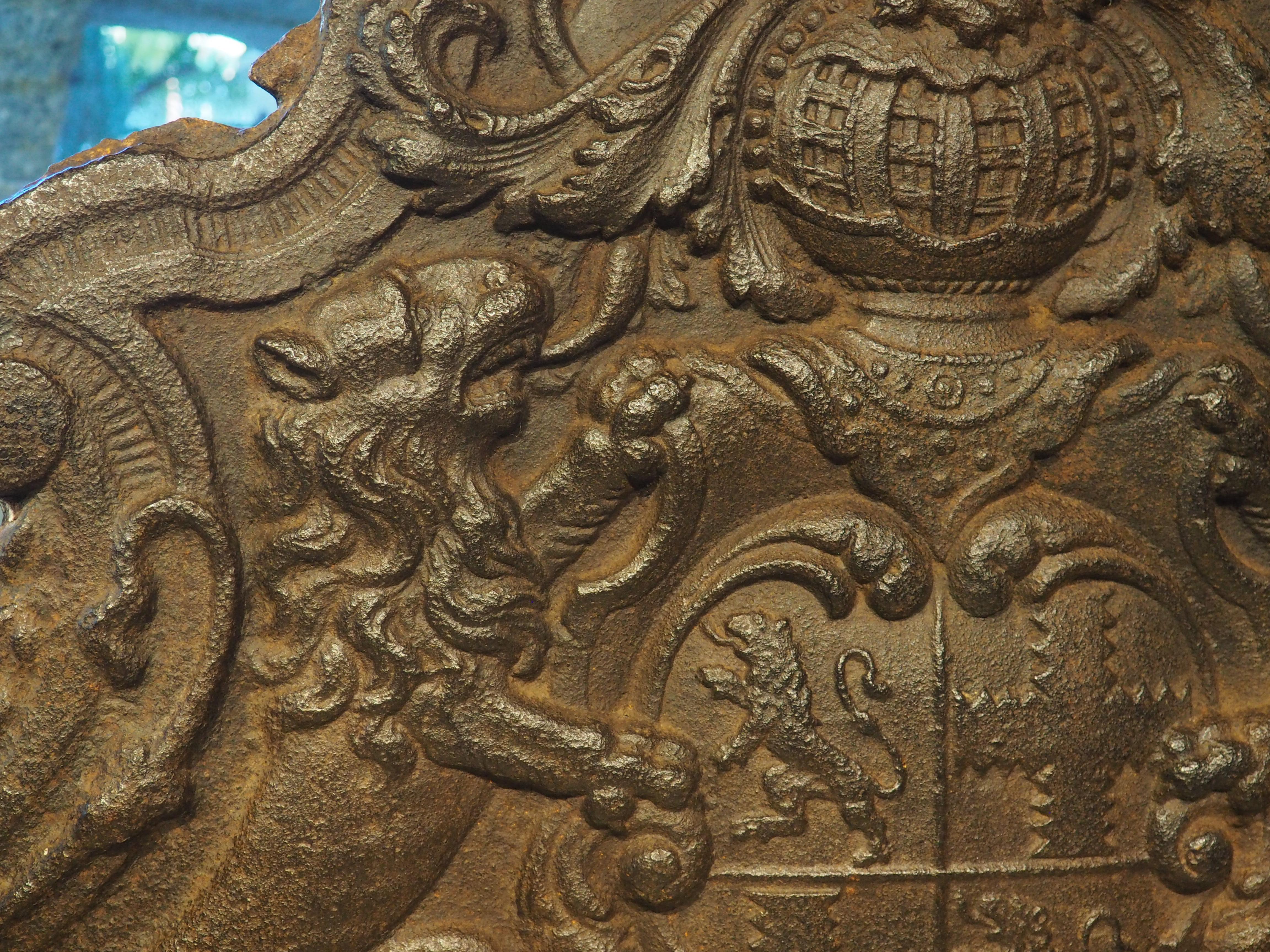 Magnifico caminetto araldico francese in ghisa, CIRCA 1700 in vendita 6