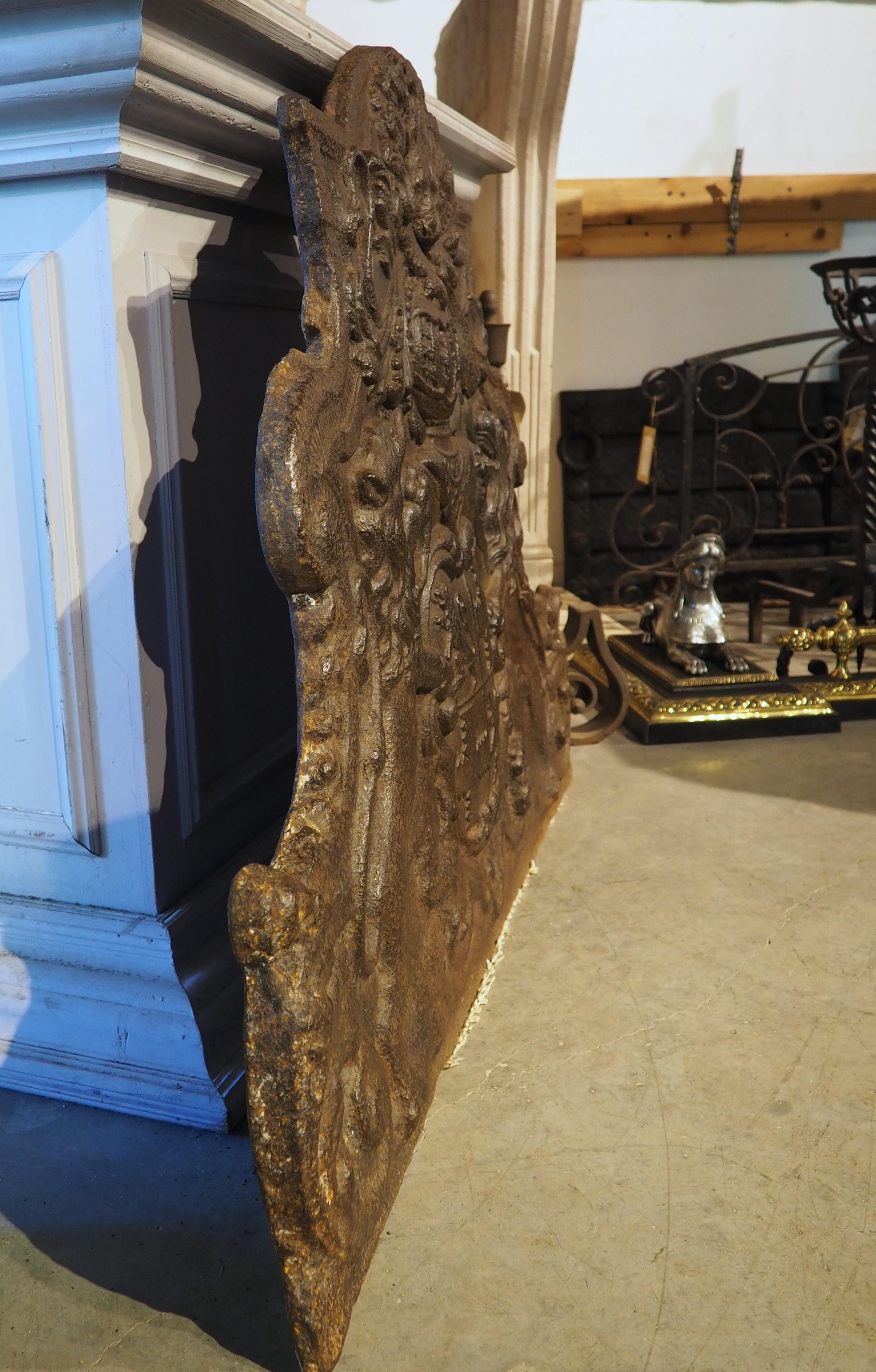 Magnifico caminetto araldico francese in ghisa, CIRCA 1700 in vendita 8