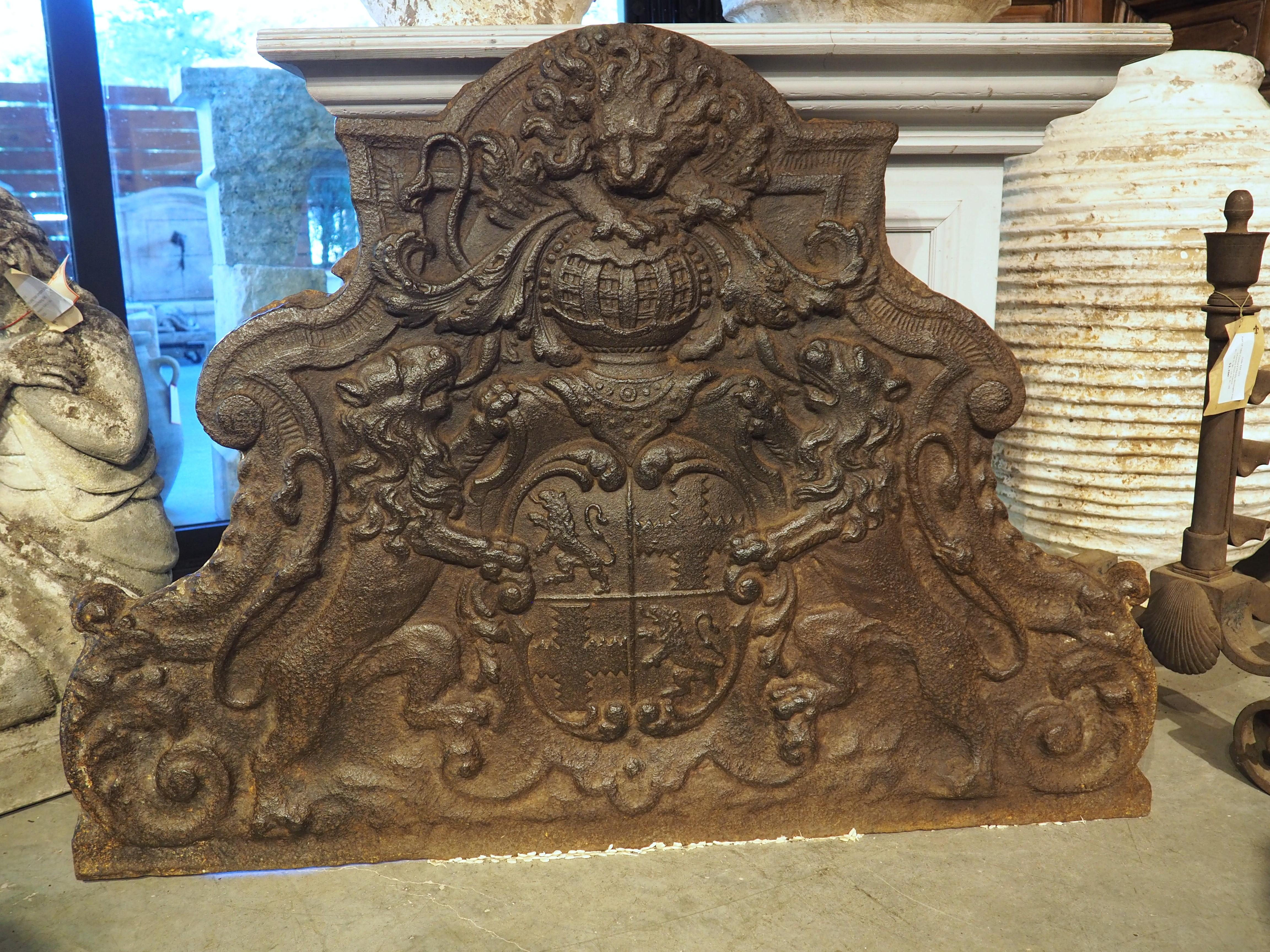 Ulteriori informazioni in arrivo...

Con un'altezza di oltre 32 pollici e una larghezza di 44 pollici, questo sostanzioso parafuoco in ghisa avrebbe abbellito la parete posteriore di un camino in un castello francese intorno al 1700.  La