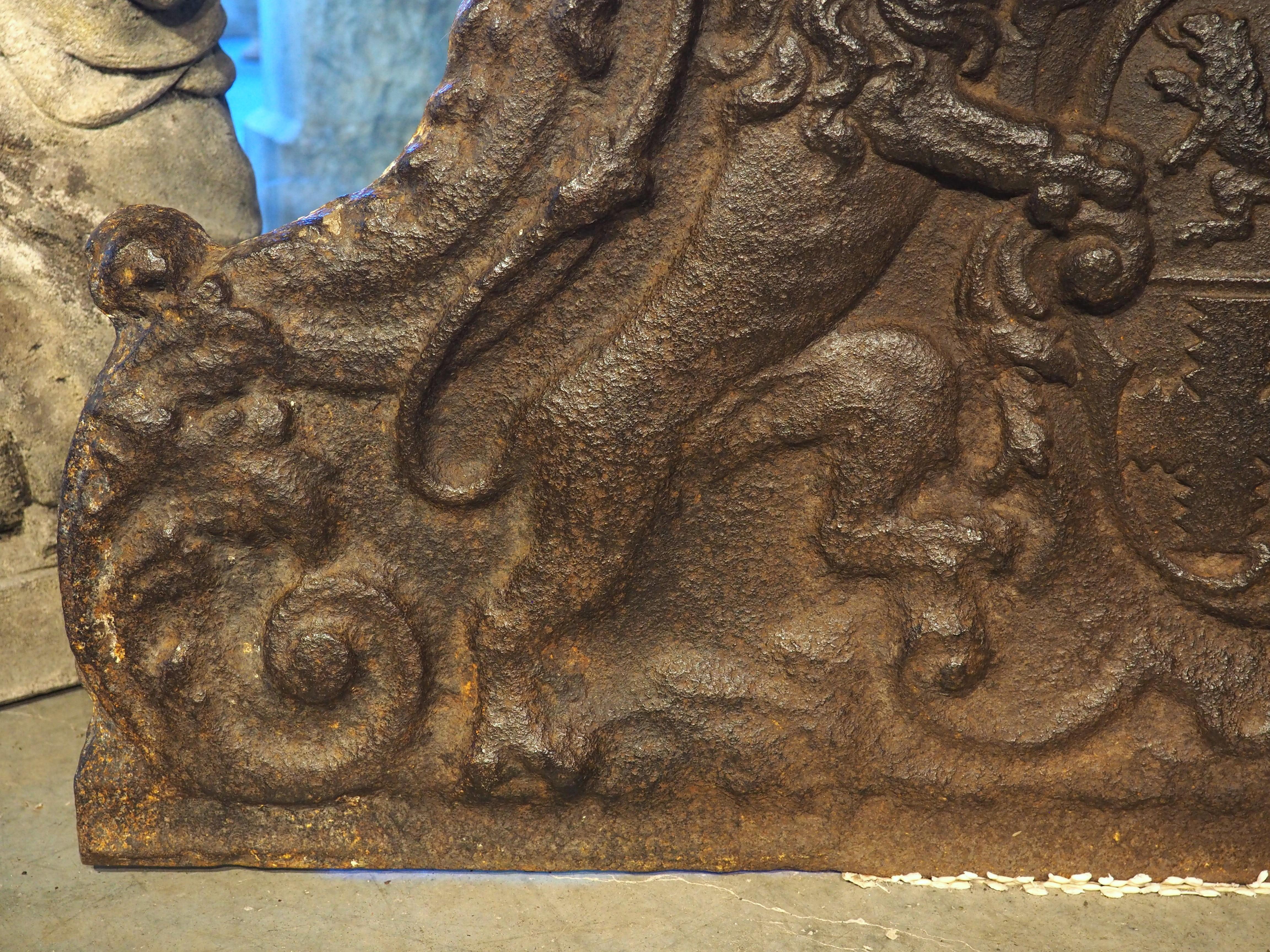 Francese Magnifico caminetto araldico francese in ghisa, CIRCA 1700 in vendita