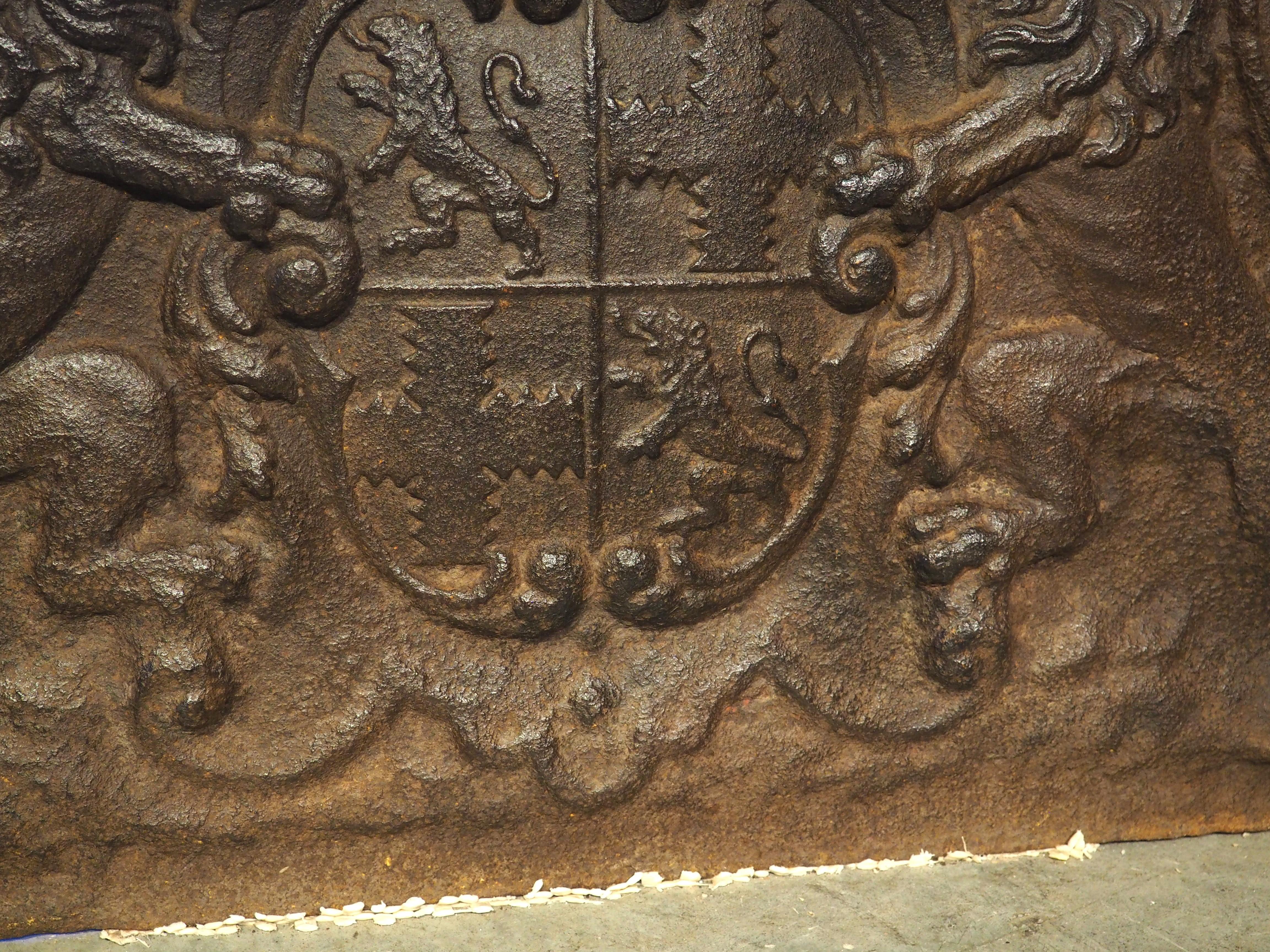 Calco Magnifico caminetto araldico francese in ghisa, CIRCA 1700 in vendita