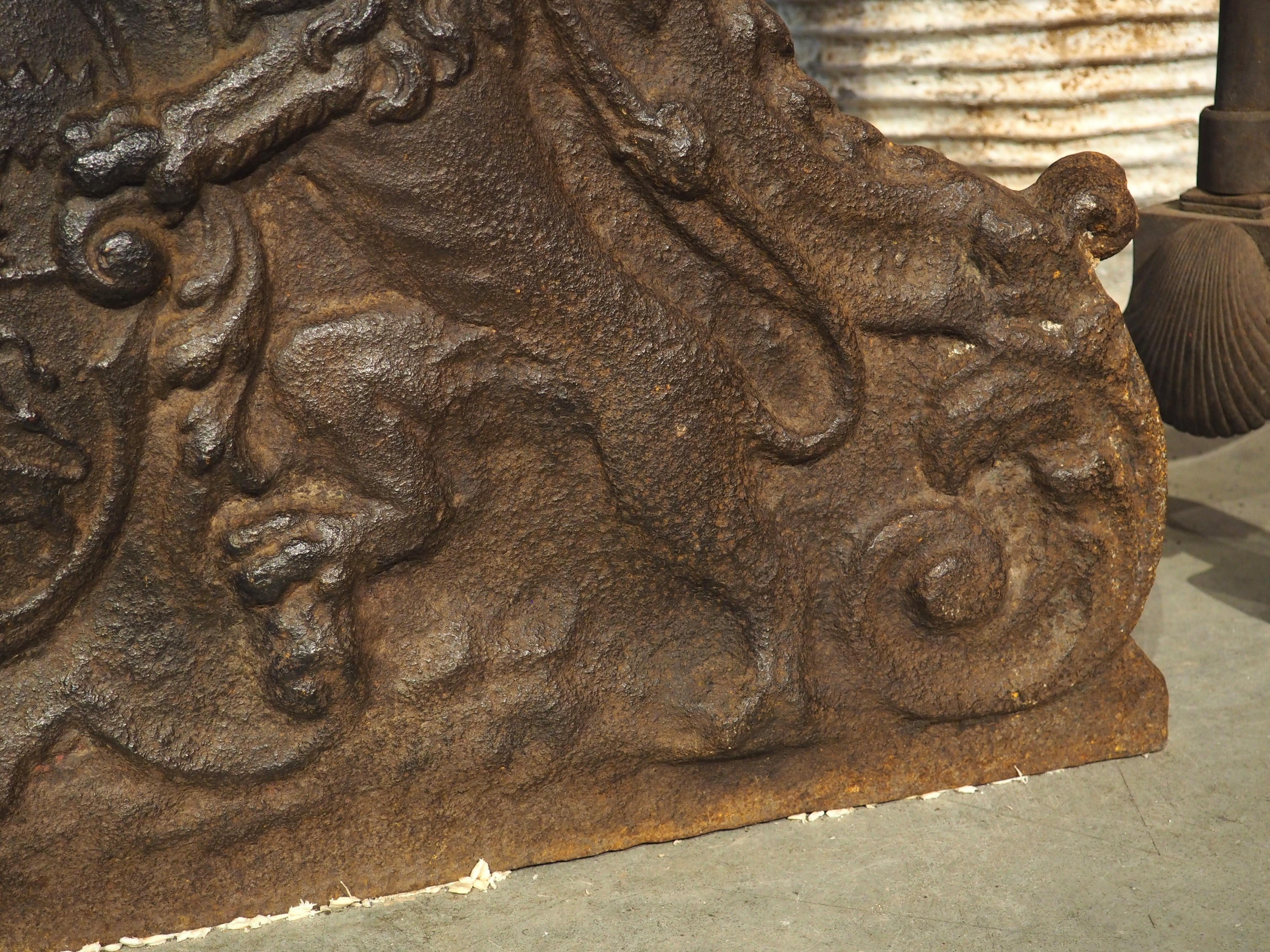 Magnifico caminetto araldico francese in ghisa, CIRCA 1700 In condizioni buone in vendita a Dallas, TX