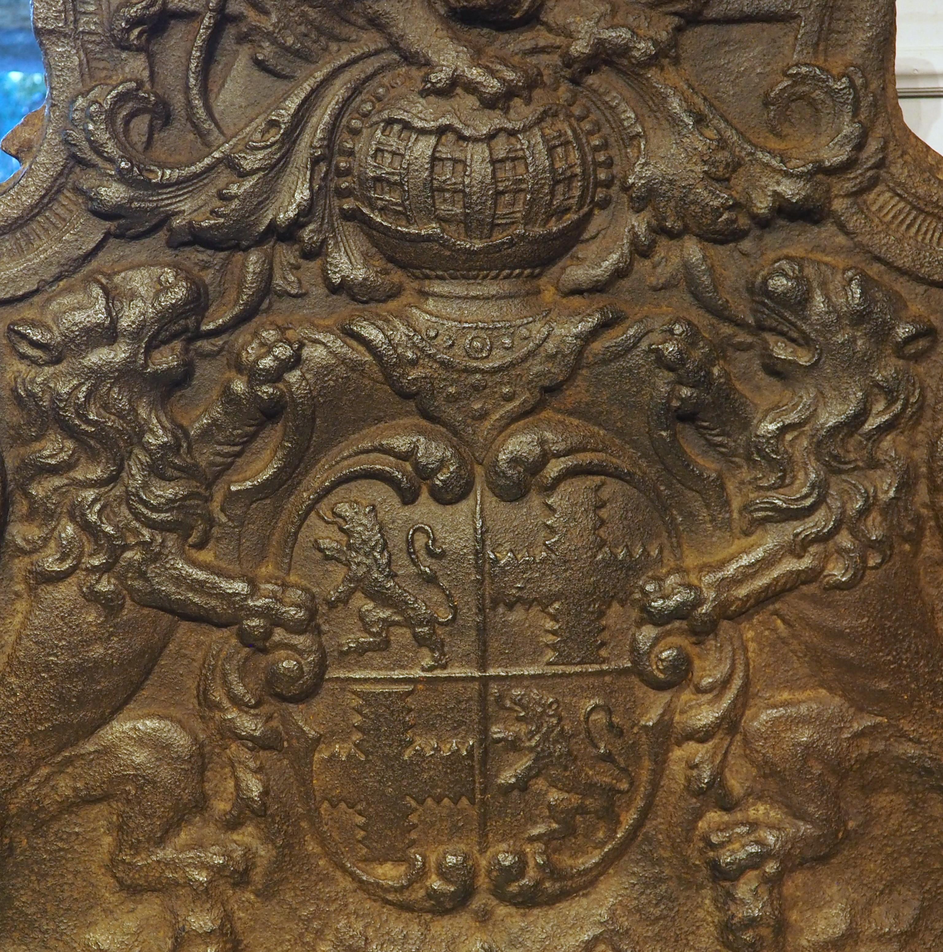 Inizio XVIII secolo Magnifico caminetto araldico francese in ghisa, CIRCA 1700 in vendita