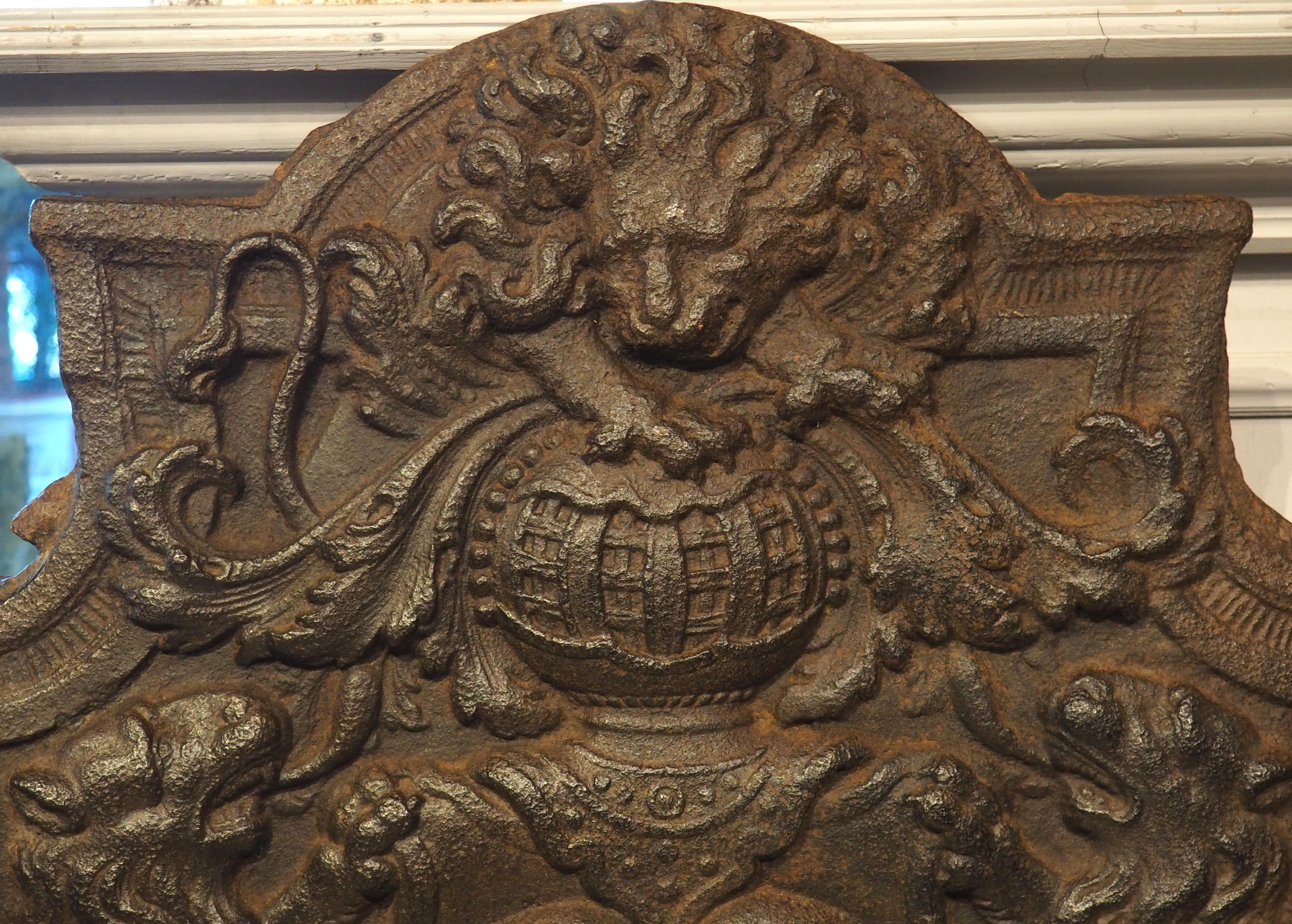 Metallo Magnifico caminetto araldico francese in ghisa, CIRCA 1700 in vendita