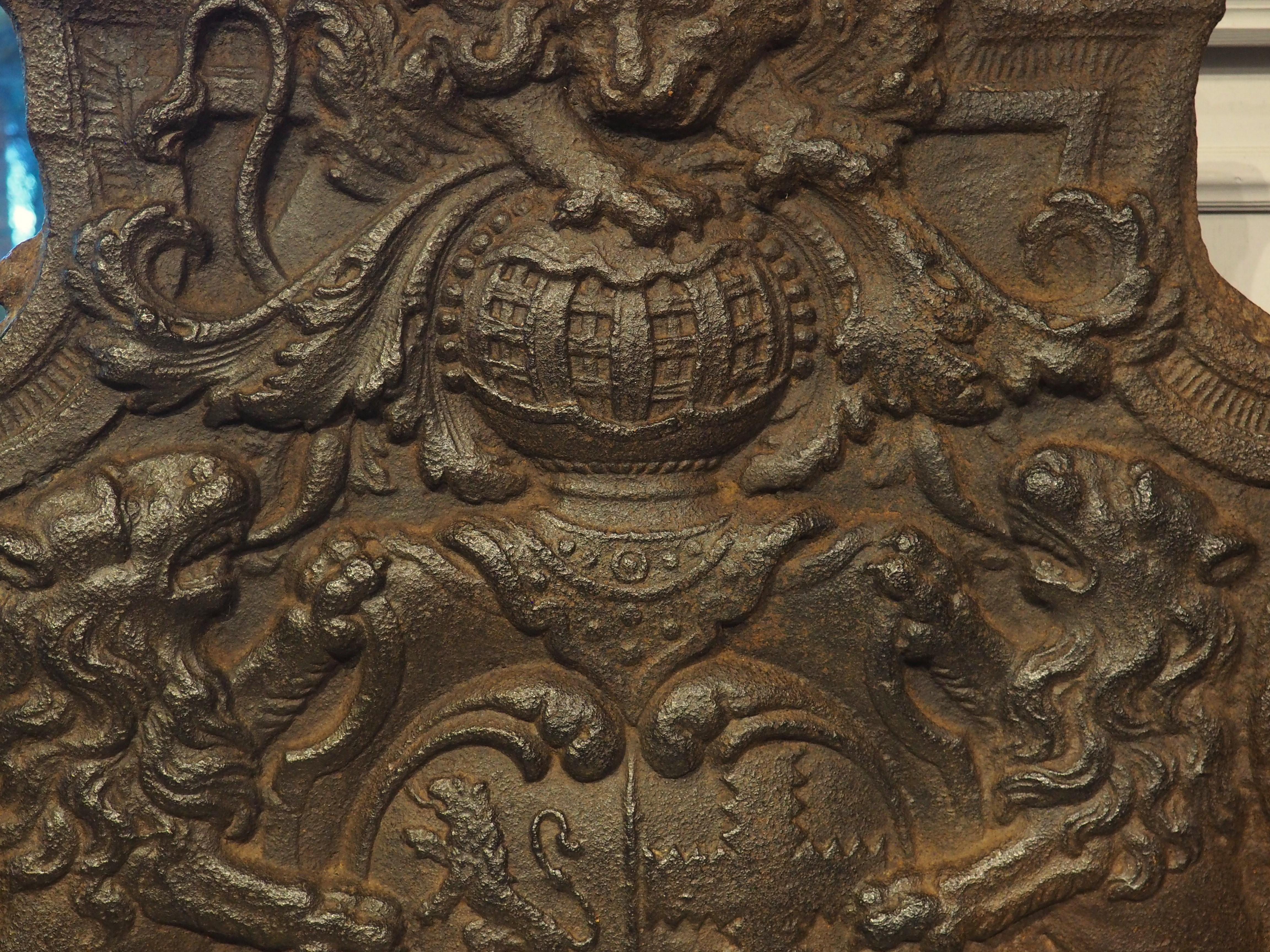 Magnifico caminetto araldico francese in ghisa, CIRCA 1700 in vendita 1