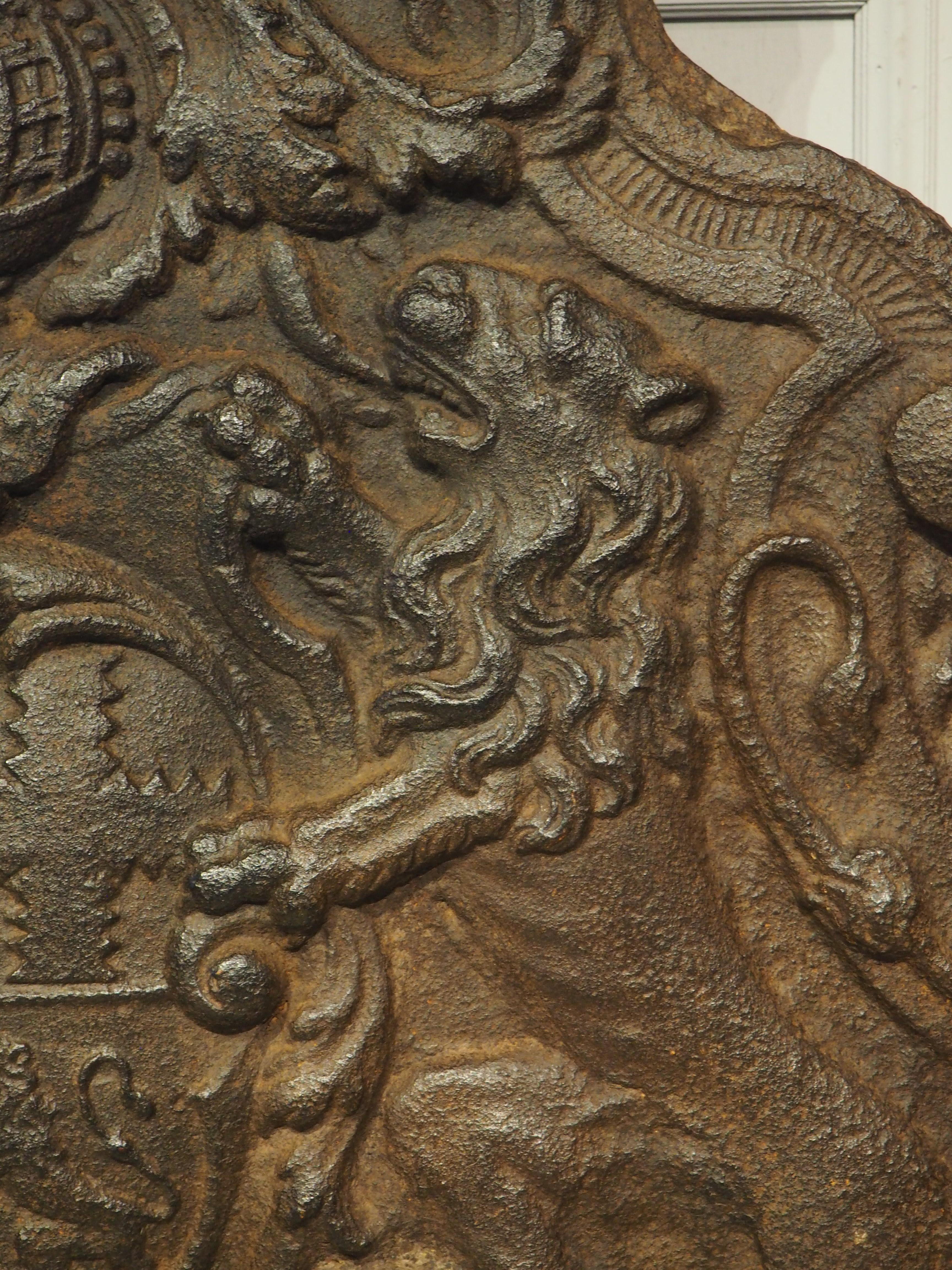 Magnifico caminetto araldico francese in ghisa, CIRCA 1700 in vendita 2