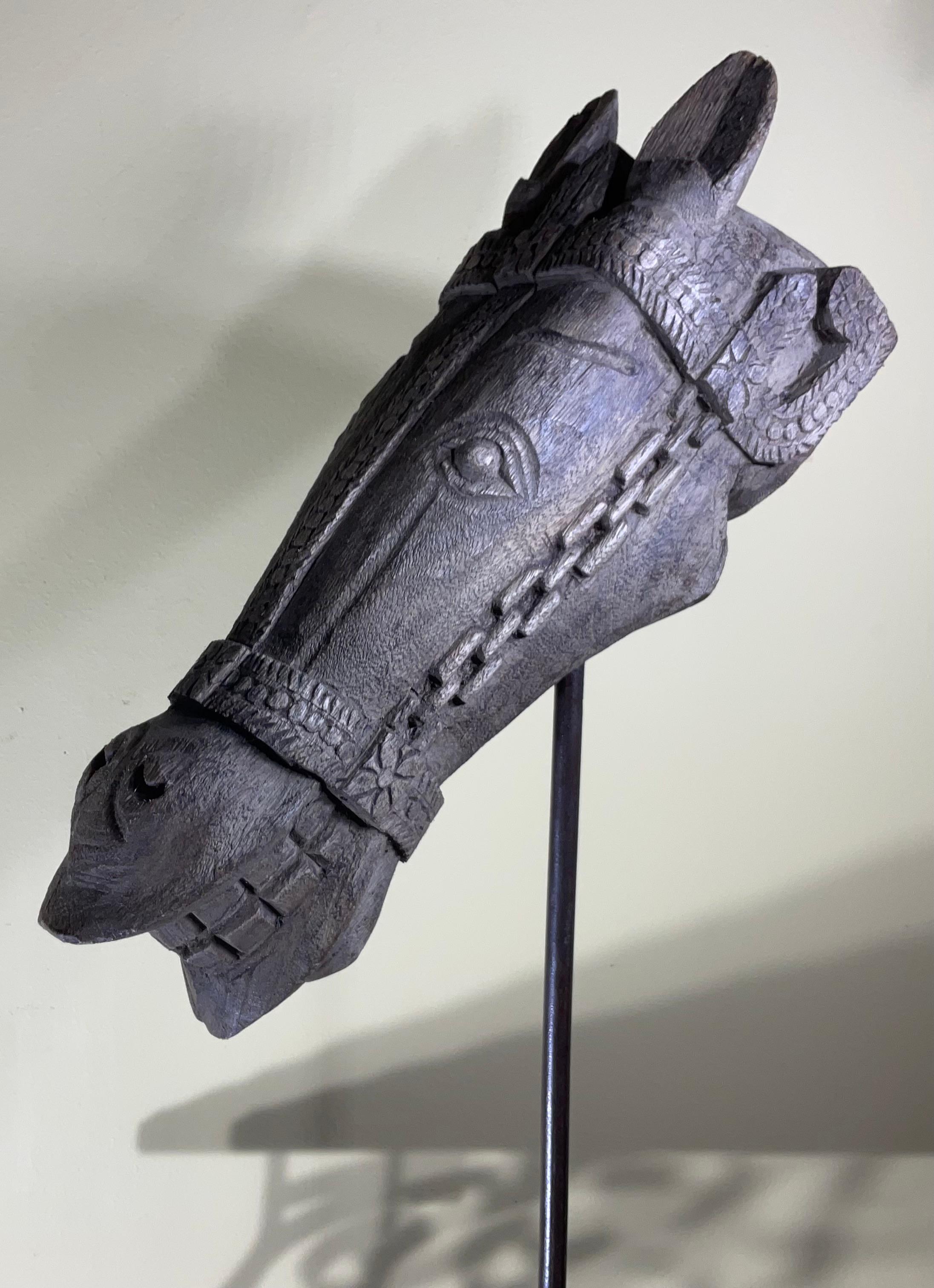 Diese exquisite antike handgeschnitzte hölzerne Pferdekopfskulptur ist ein atemberaubendes Stück indischer Kunst. Pferde symbolisieren Macht, Adel und Schnelligkeit in der indischen Kultur, so dass dieses Stück dekorativ ist. Die komplizierten